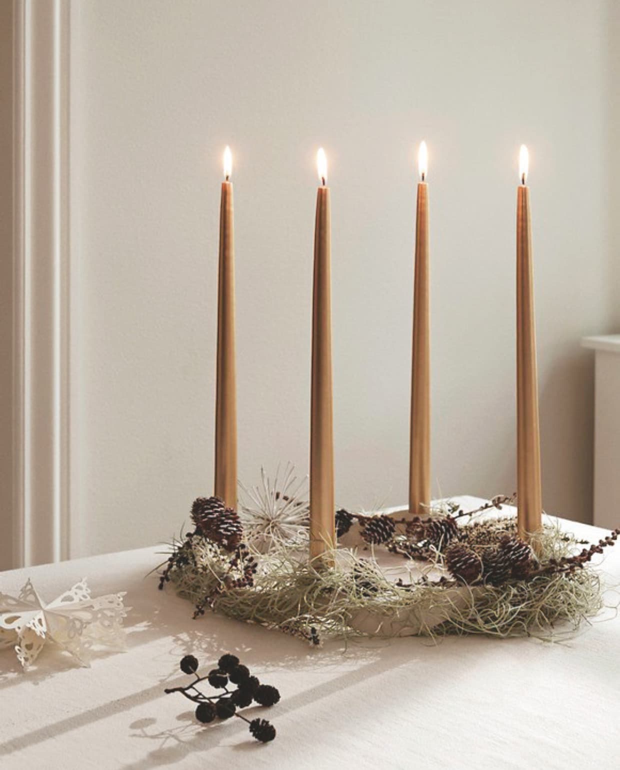 Broste Copenhagen kaars Smooth Taper, 2,2x38 cm (Øxh), set van 4 € 14,90 (brostecopenhagen.com). vtwonen Landelijk 10-2025 | styling Sanne Ketelaar | fotografie Stan Koolen