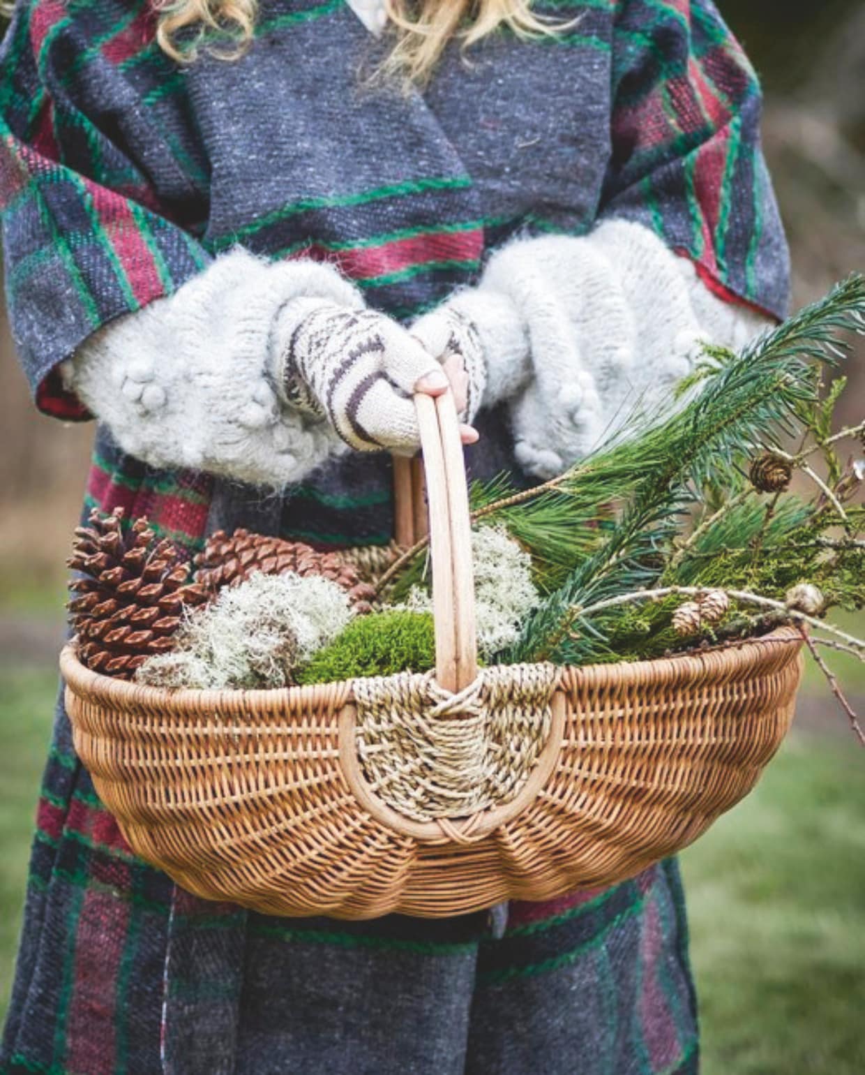 Bloomingville mand Vibber, rotan, 40x26x29 cm en 50x32x37 cm (bxdxh), set van 2  € 125,-, kimono Rieti, gerecyclede materialen, grijs, 110 cm (l) € 99,90 (bloomingville.com). vtwonen Landelijk 10-2025 | styling Sanne Ketelaar | fotografie Stan Koolen