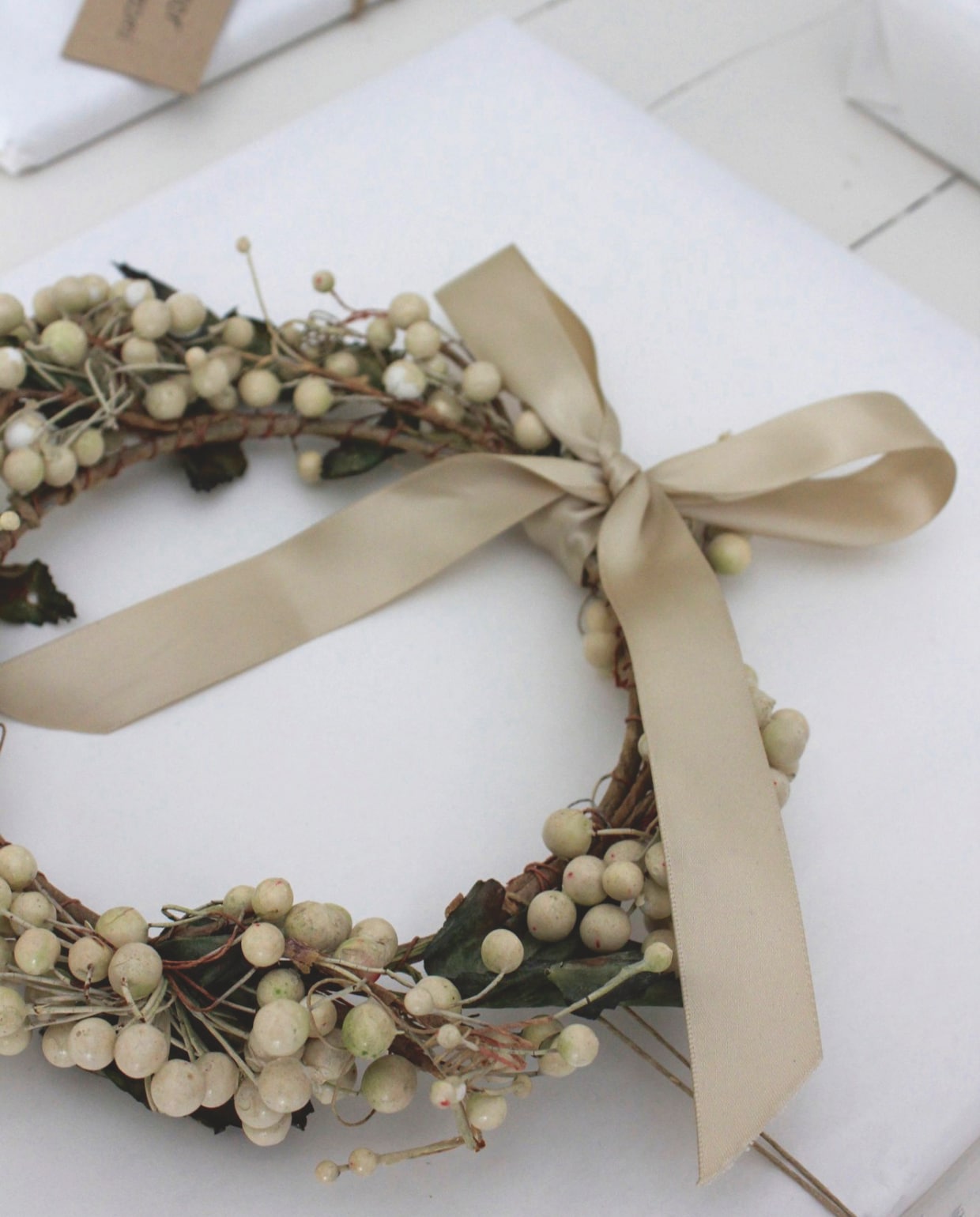 Flowers.shop draad,papier, naturel, 100 m x 0,2 cm (lxb) € 34,64 (shop.vtwonen.nl). vtwonen Landelijk 10-2025 | styling & fotografie Corrien Flohil