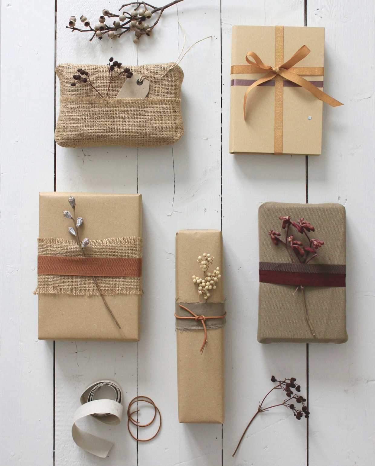 My Flowers.shop lint, stof, bordeauxrood, 10 m x 3,8 cm (lxb) € 38,54, lint, fluweel, bruin, 10 m x 2,5 cm (lxb) € 27,49 (shop.vtwonen.nl). vtwonen Landelijk 10-2025 | styling & fotografie Corrien Flohil