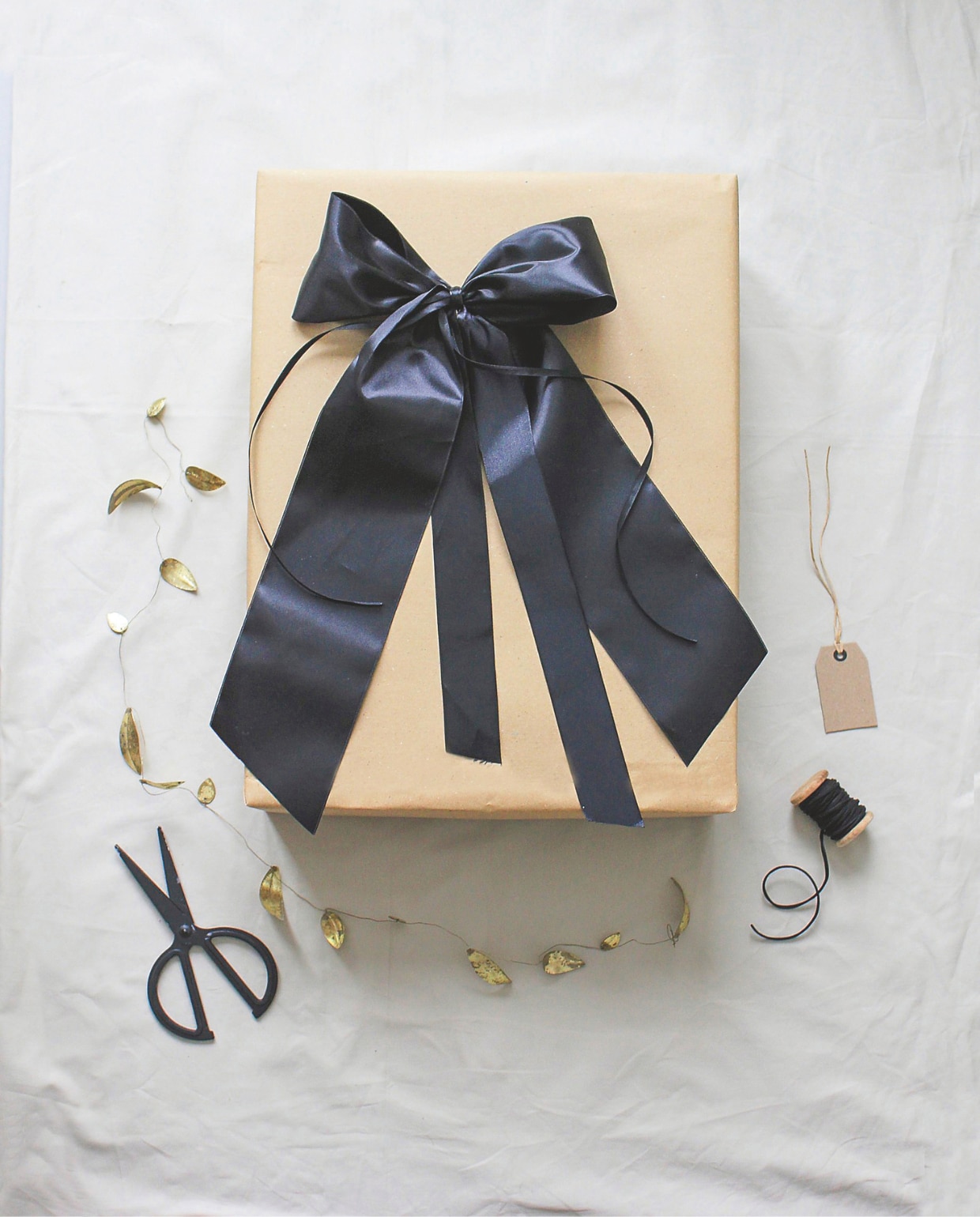 My Flowers.shop papier, bruin,  200 m x 75 cxm (lxb), per rol € 104,84, satijnlint, zwart, 100 m x 2,5 cm (lxb), per rol € 52,84, satijnlint, zwart, 100 m x 1 cm (lxb), per rol € 31,39 (shop.vtwonen.nl). Satijnlint, zwart, 25 m x 7 cm (lxb) € 18,76 (krabbendam-kadoverpakking.nl). vtwonen Landelijk 10-2025 | styling & fotografie Corrien Flohil