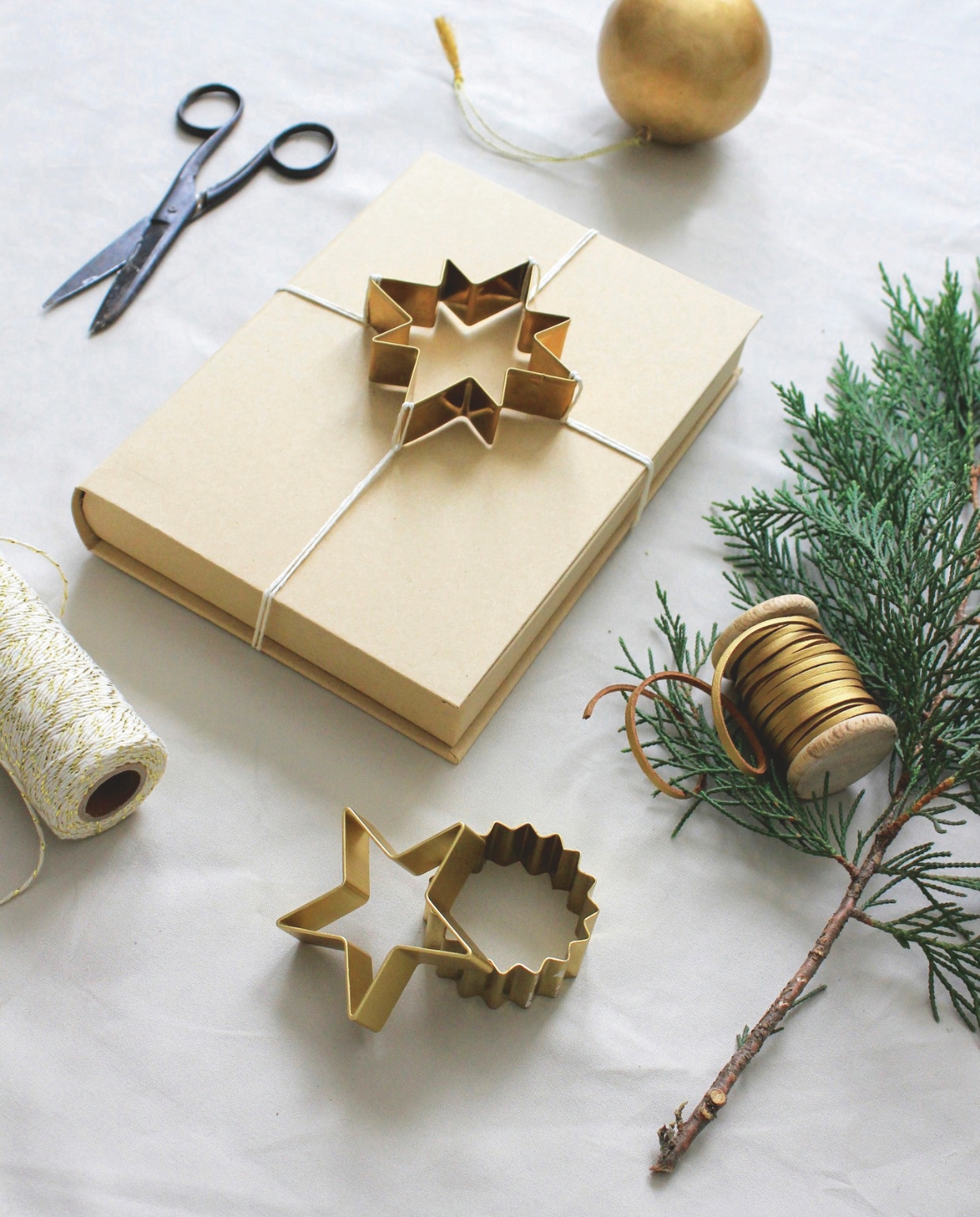 My Flowers.shop papier, bruin, 200 m x 75 cm (lxb), per rol € 104,84, draad, papier, wit, 100 m x 0,2 cm (lxb) € 34,64 (shop.vtwonen.nl). vtwonen Landelijk 10-2025 | styling & fotografie Corrien Flohil