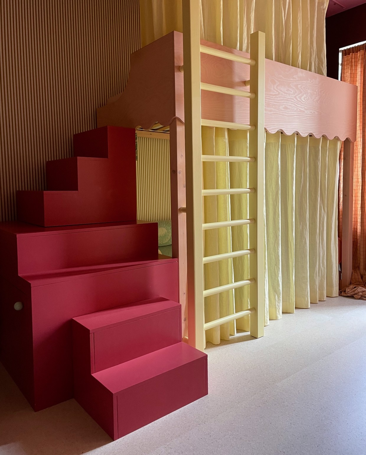 De trend voor de kinderkamer in 2026: kleur! Ontwerp bed: Studio Jes Iken Studio Jes Iken