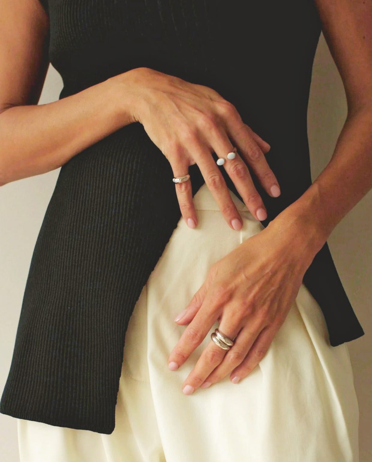 Aynur Abbott sieraden, vanaf € 149,- (aynurabbott.com). aynurabbott.com