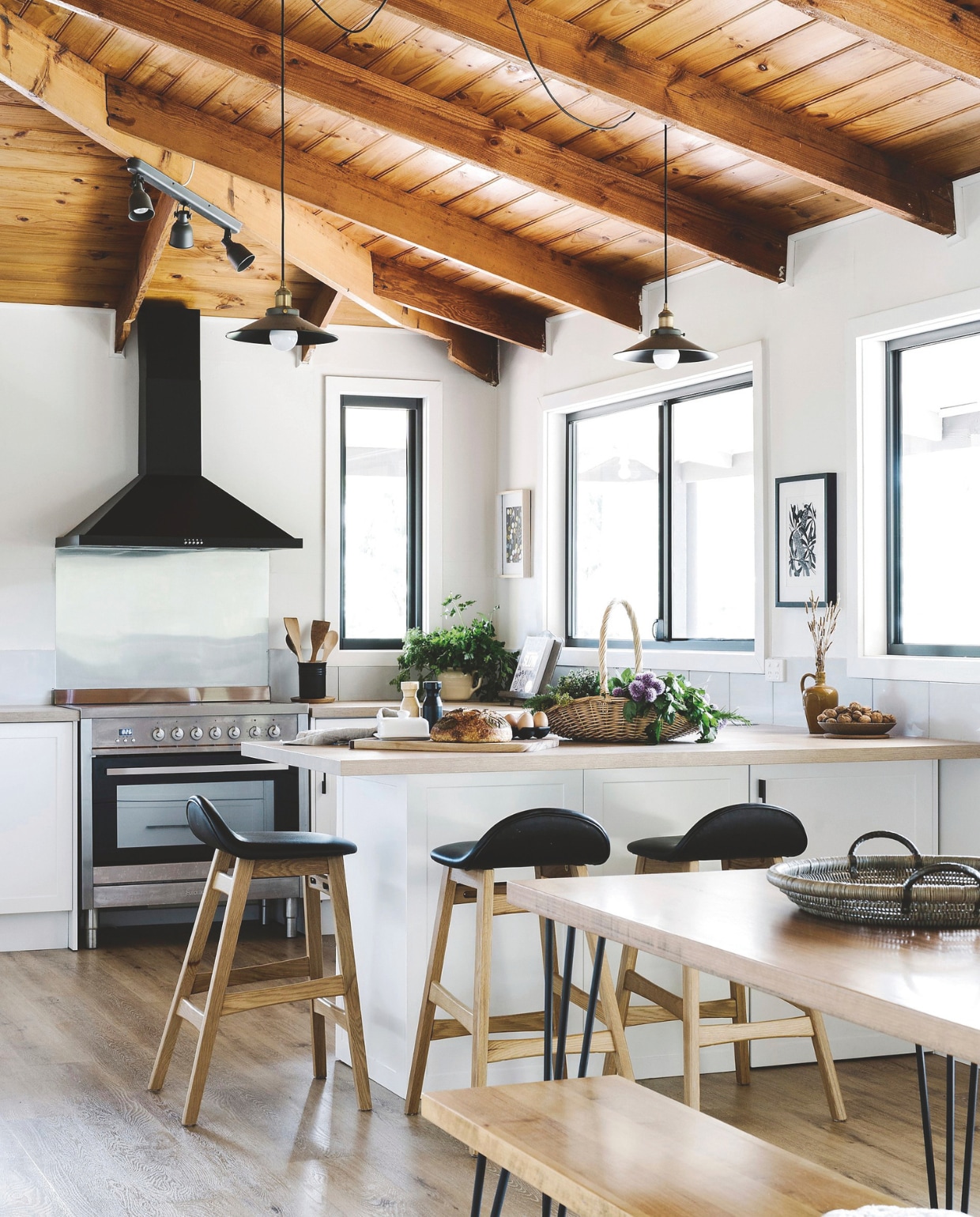 Soortgelijk: barkrukken Maisons du Monde, Muuto, Alterego Design en Nordic New, eettafel Industrieel in huis, DroomHout. vtwonen landelijk 10-2025 | productie Living Inside | styling Belle Hemming | fotografie Marnie Hawson