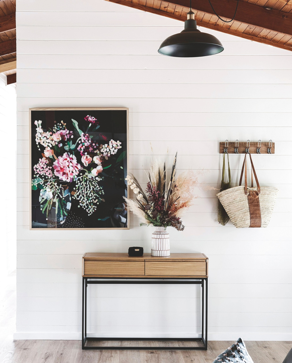 De bank is al twintig jaar oud. Soortgelijke tweedehands banken Whoppah en Reliving. Soortgelijke nieuwe moderne modellen in leer Molinari Design en Mondileder. vtwonen landelijk 10-2025 | productie Living Inside | styling Belle Hemming | fotografie Marnie Hawson