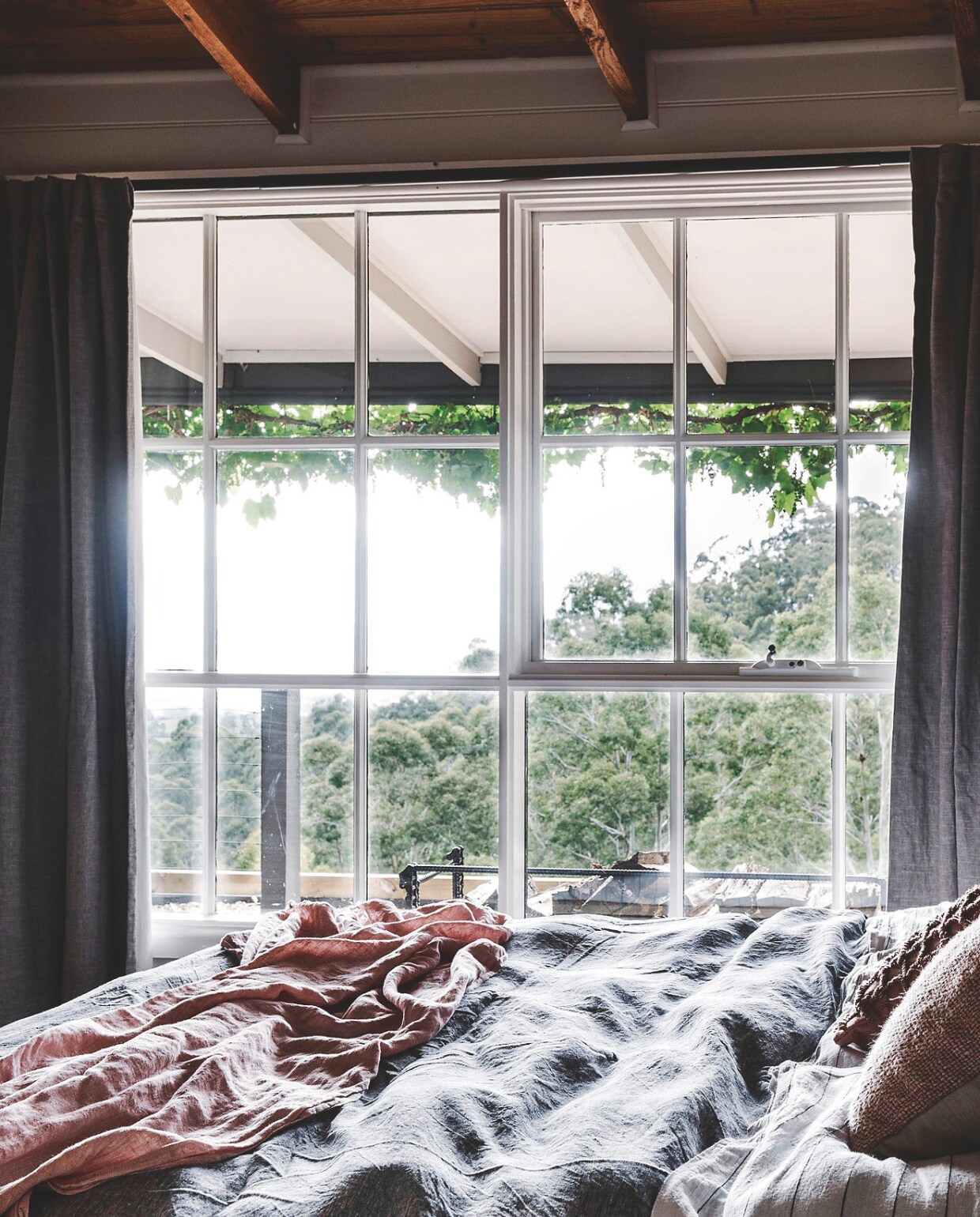 Soortgelijk bedlinnen Zara Home, Yumeko en Casa Comodo. vtwonen landelijk 10-2025 | productie Living Inside | styling Belle Hemming | fotografie Marnie Hawson