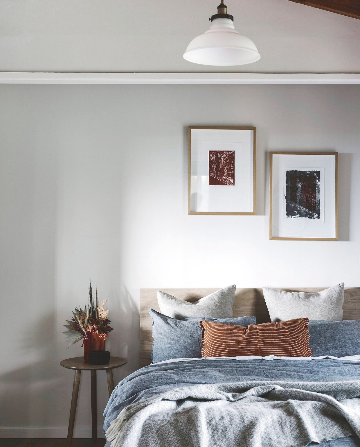 Soortgelijk: plaids Klippan, tweedehands lampenkappen Lamplord. vtwonen landelijk 10-2025 | productie Living Inside | styling Belle Hemming | fotografie Marnie Hawson
