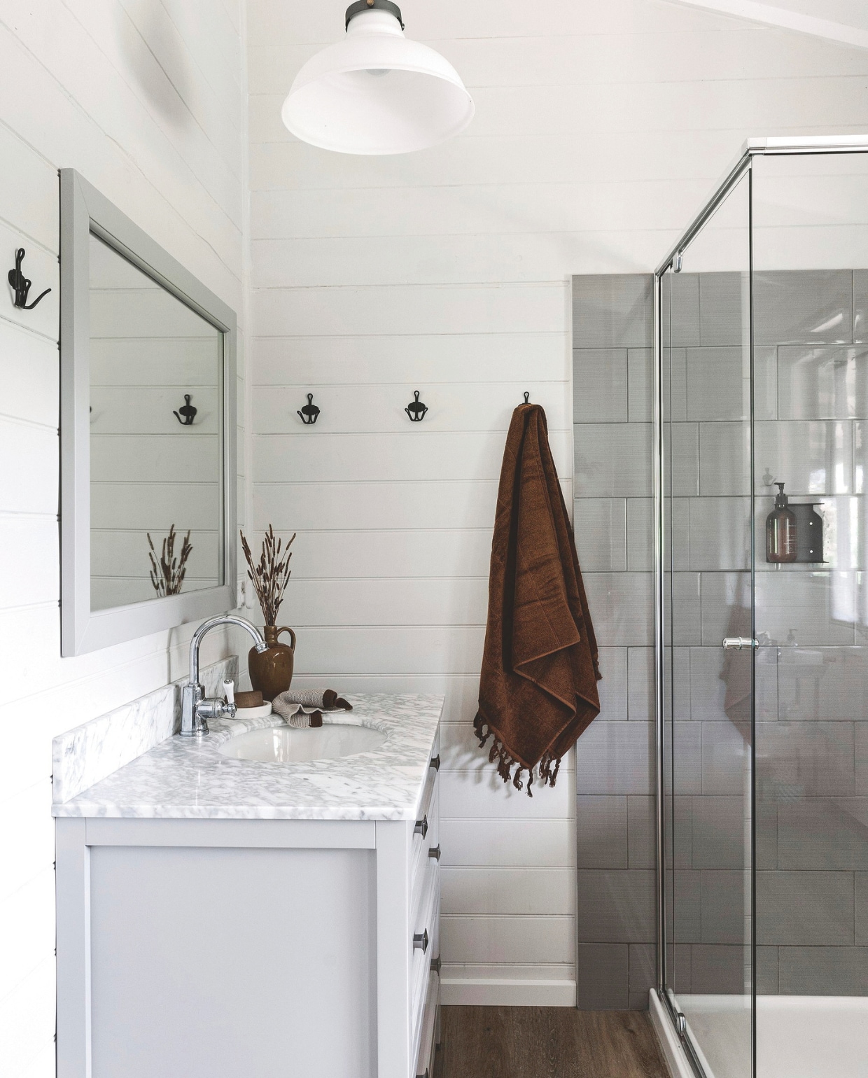 Het badkamermeubel is een tweedehands vondst en geverfd in dezelfde kleur als de spiegellijst. vtwonen landelijk 10-2025 | productie Living Inside | styling Belle Hemming | fotografie Marnie Hawson