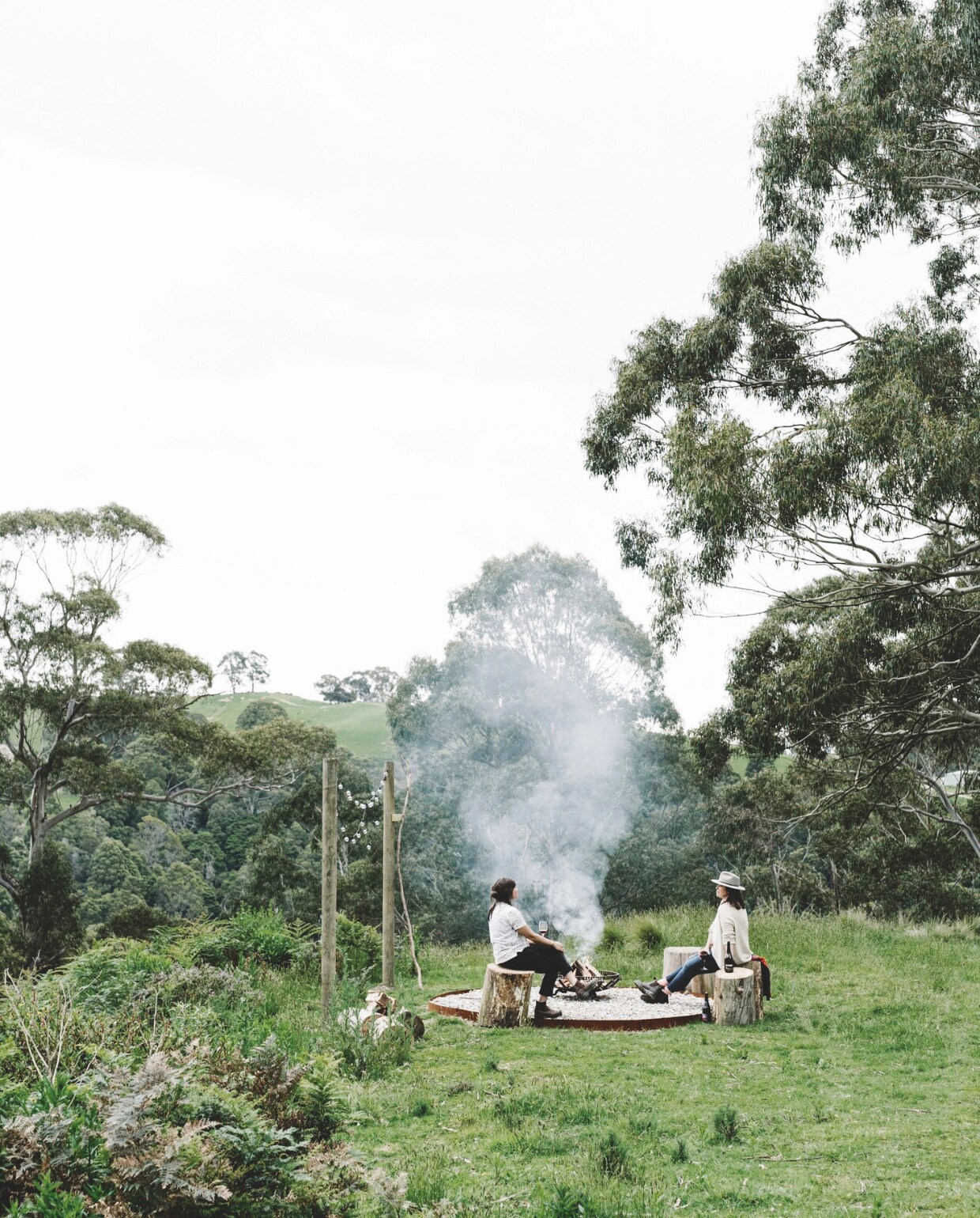 Een populaire plek bij gasten van The Ridge House: de vuurplaats. vtwonen landelijk 10-2025 | productie Living Inside | styling Belle Hemming | fotografie Marnie Hawson