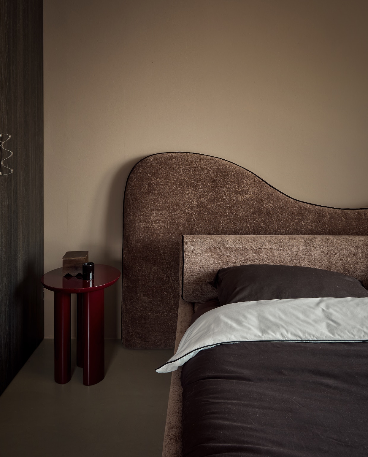 Kastdeuren in Eiken Mountain Donker R20065 NW op maat gemaakt door Elswout Meubels. Muurverf in Berlin Summer van Lab Paint. Bedframe Cille van Studio Livit. Bollamp Hay. Dekbedovertrek Ambiante. Dekbedovertrek wit met zwarte rand H&M Home. Deken Arket. Bijzettafel Tung Ja3 van &Tradition. vtwonen special DIY | fotografie Peggy Jansen