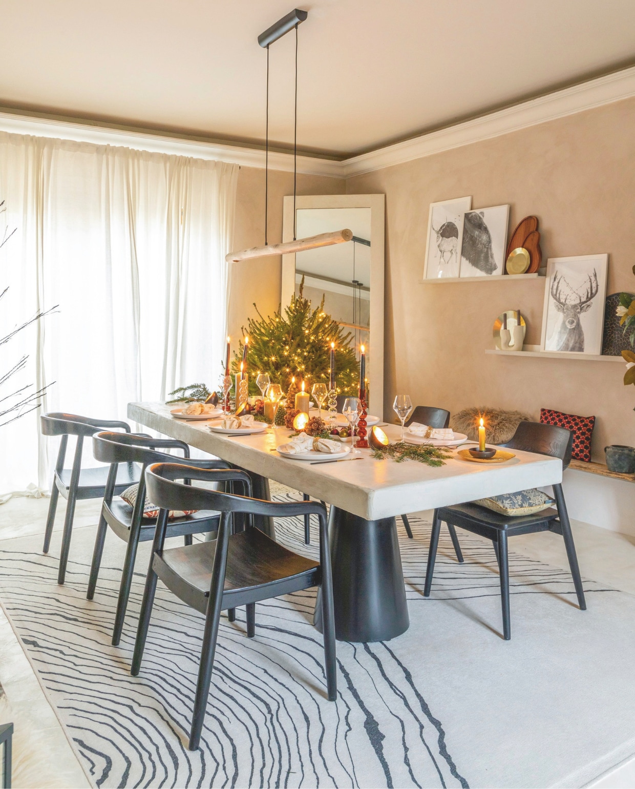 Eettafel gemaakt door Eve, poten Ripaton. Stoelen Rendez-Vous Déco. Vloerkleed Ruggable. Muurverf Palladio van Kalklitir. Gepolijste betonnen vloer in Isatis van Maison Étanche. Hanglamp Lampemesteren. Wandplanken Ikea. Posters Poster Store. Servies, glaswerk en bestek Alinea. Servetringen Un Chat Dans Ma Botte. Servetten Boncoeurs. Kandelaars Fabrique de Styles. Kaarsen Ciergerie des Prémontrés. Kerstornamenten Zara Home. Spiegel tweedehands. vtwonen Landelijk kerstspecial 2025 | styling Marie-Maud Levron | fotografie Cecile Perrinet Lhermitte | tekstbewerking Britte Kramer