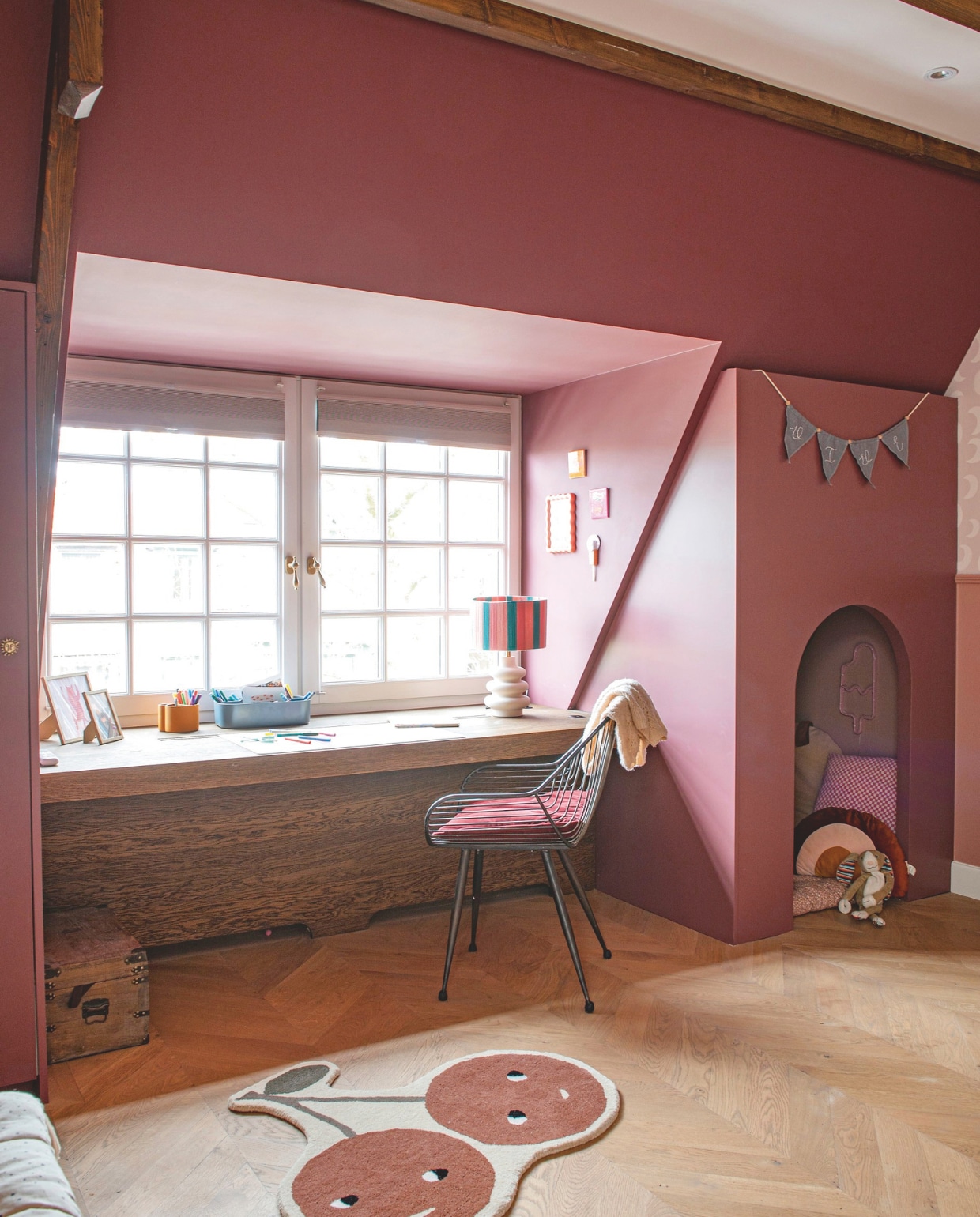 Bureau op maat gemaakt. Stoel Things I Like Things I Love. Kussen Dutch Decor. Lamp zelf gemaakt. Pennenbakjes Liewood. Kist kringloop. Vloerkleed Oyoy. Slinger Hip by Bengel. Kussens in speelhut H&M Home. Raambekleding Veneta. Wandkleur Merlot Mania van Lab Paint. vtwonen 10-2025 | fotografie Caroline Coehorst
