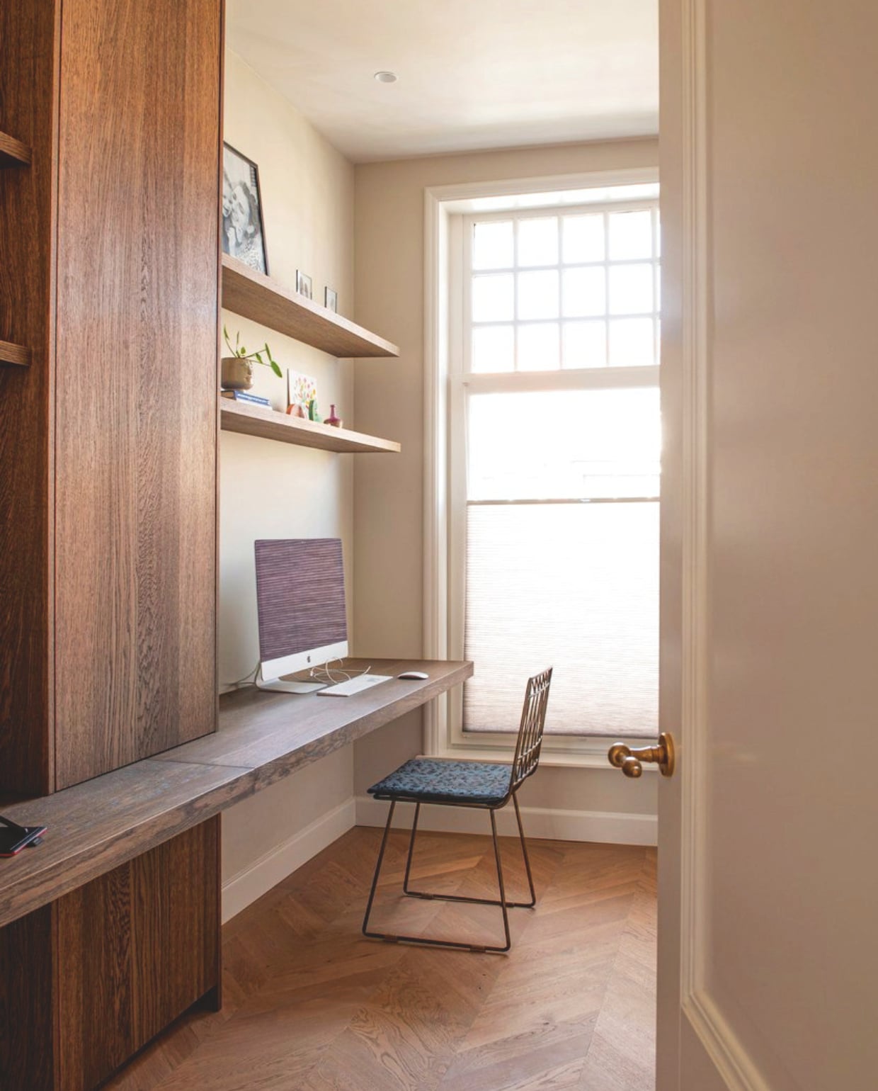 Bureau op maat gemaakt. Raambekleding Veneta. Deur en deurklink Mooieensuite.nl. Wandkleur White Truffle van Lab Paint. Soortgelijke stoel Ikea.
 vtwonen 10-2025 | fotografie Caroline Coehorst