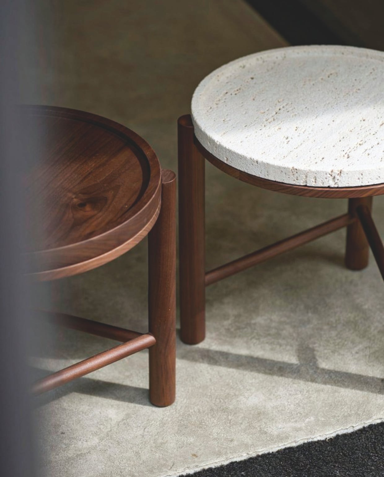 Nathalie Deboel bijzettafel Nomad, verkrijgbaar met verschillende materialen voor het tafelblad € 1500,- (nathaliedeboel.be) nathaliedeboel.be