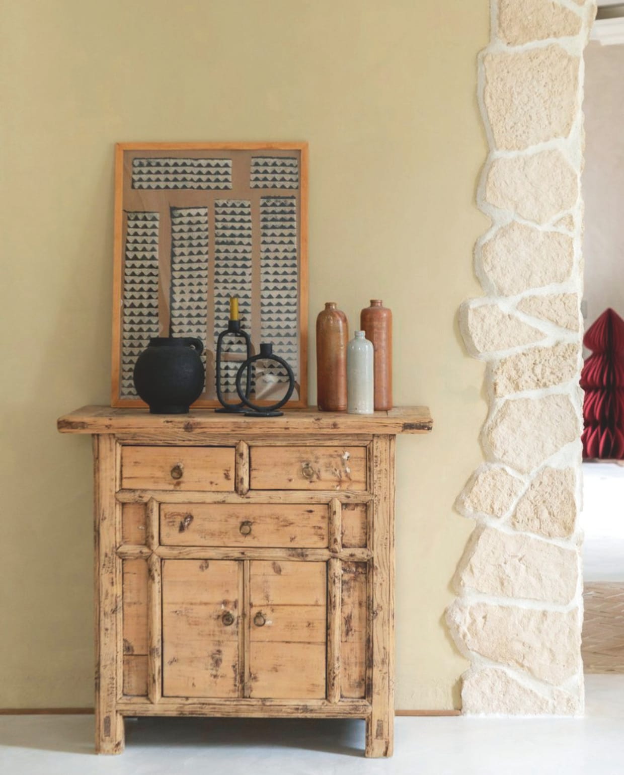 Gepolijste betonnen vloer in Isatis van Maison Étanche. Overig tweedehands. vtwonen Landelijk kerstspecial 2025 | styling Marie-Maud Levron | fotografie Cecile Perrinet Lhermitte | tekstbewerking Britte Kramer