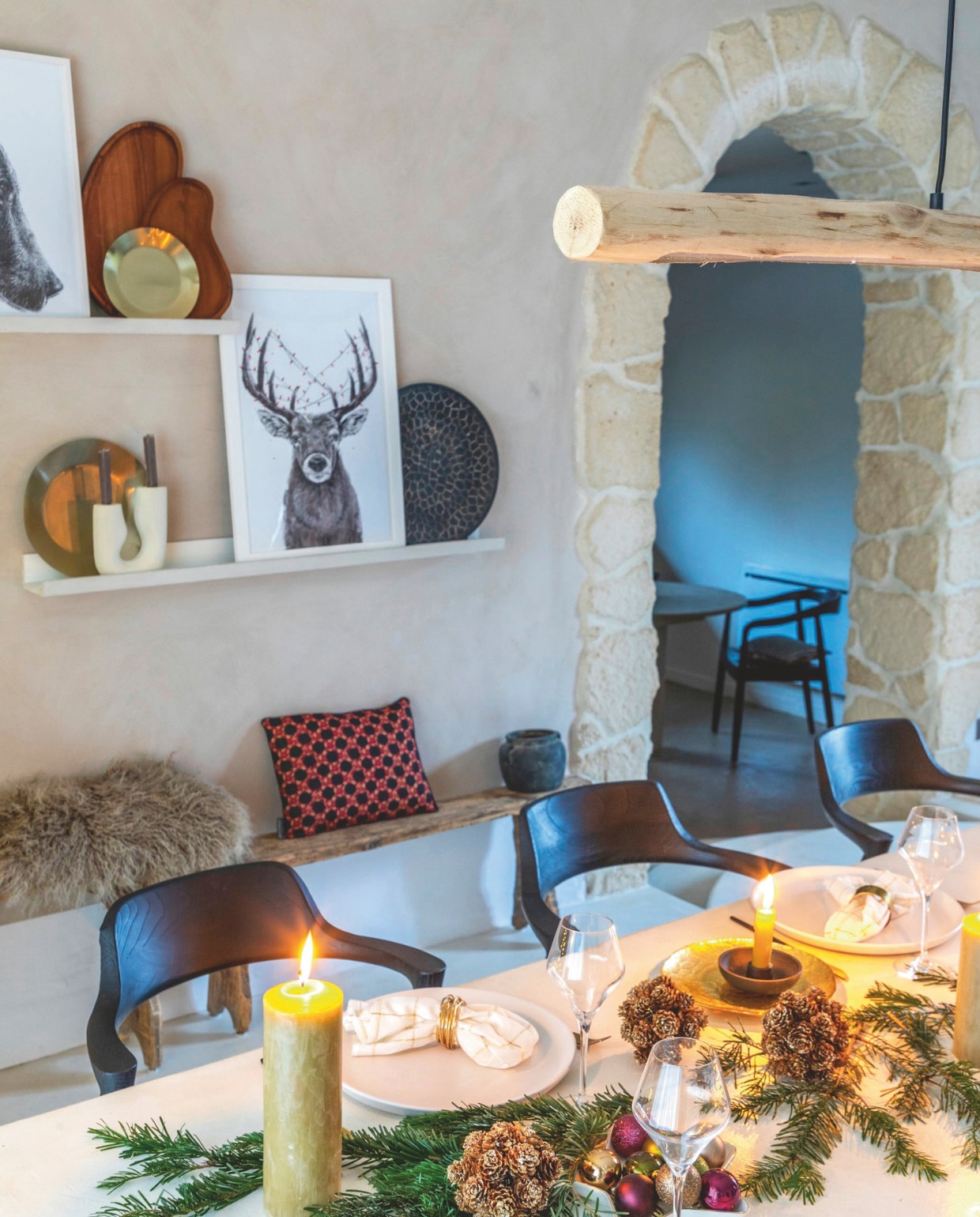 Muurverf Palladio van Kalklitir. Stoelen Rendez-Vous Déco. Hanglamp Lampemesteren. Wandplanken Ikea. Posters Poster Store. Servies, glaswerk en bestek Alinea. Servetringen Un Chat Dans Ma Botte. Servetten Boncoeurs. Kandelaars Fabrique des Styles. Kaarsen Ciergerie des Prémontrés. Kerstornamenten Zara Home. vtwonen Landelijk kerstspecial 2025 | styling Marie-Maud Levron | fotografie Cecile Perrinet Lhermitte | tekstbewerking Britte Kramer