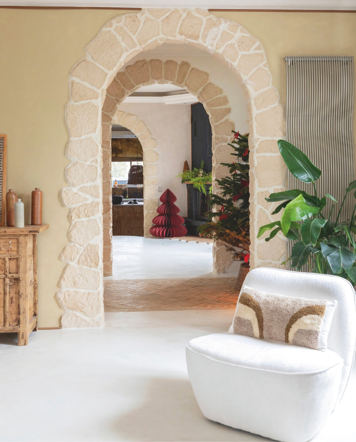 Stoel Atmosphera. Betonnen vloer in Isatis van Maison Étanche. Terracotta vloertegels Maison Zellige. Papieren kerstboom L’Incroyable. vtwonen Landelijk kerstspecial 2025 | styling Marie-Maud Levron | fotografie Cecile Perrinet Lhermitte | tekstbewerking Britte Kramer