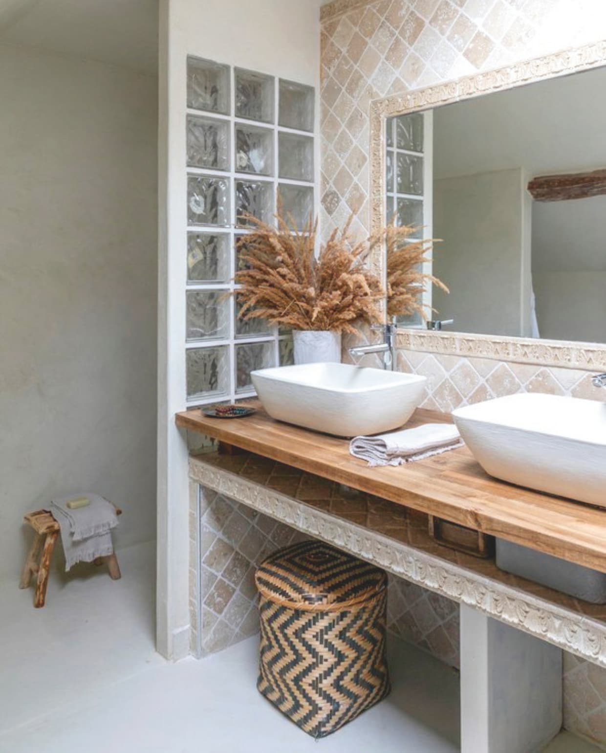 Wastafelmeubel en wasbakken van gepolijst beton gemaakt door Eve. Spiegel La Miroiterie du Beauvaisis. Kraan Leroy Merlin. Vaas L’Incroyable. vtwonen Landelijk kerstspecial 2025 | styling Marie-Maud Levron | fotografie Cecile Perrinet Lhermitte | tekstbewerking Britte Kramer