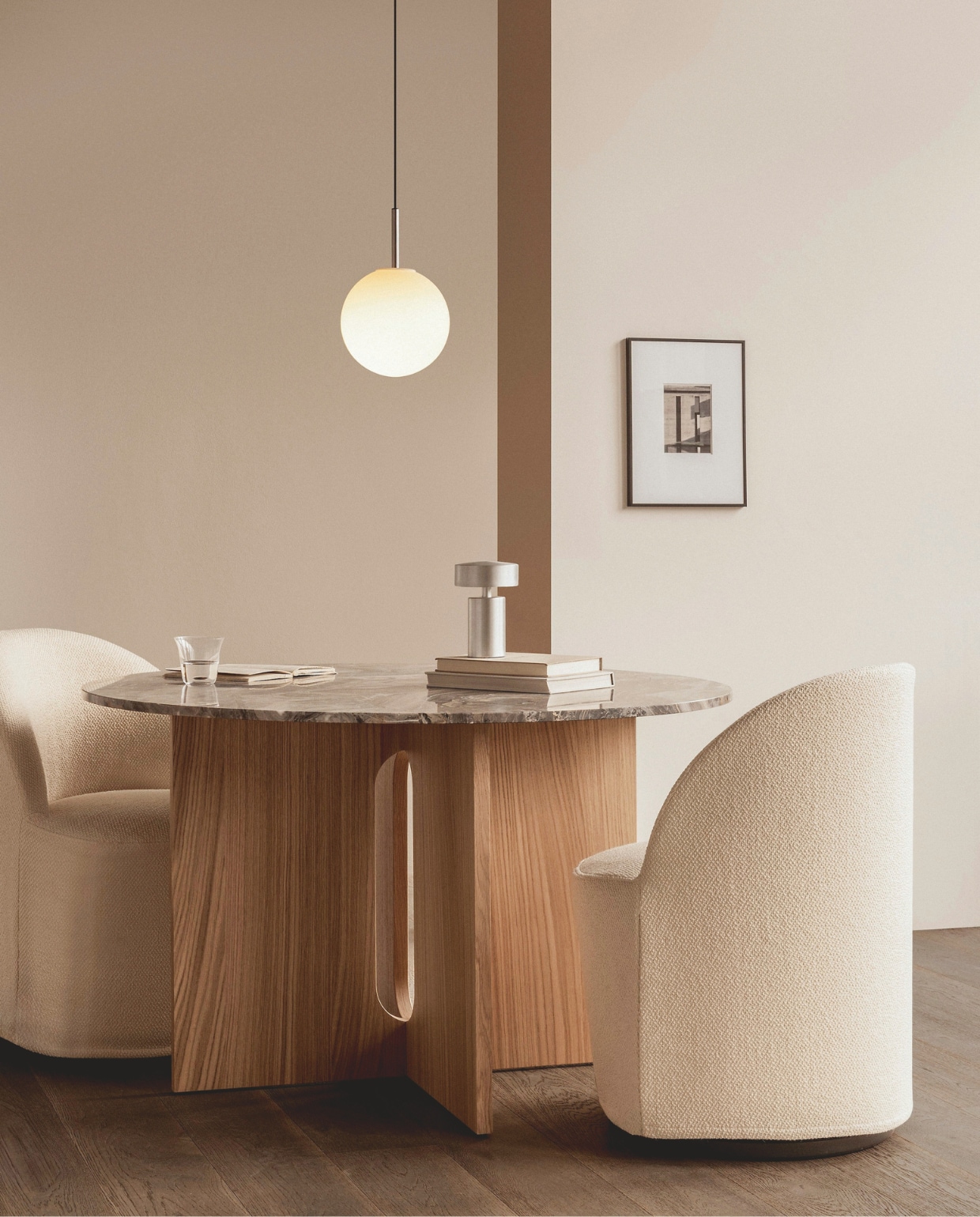 Eettafel met stoelen Stijlvol Wonen 9-2025 | fotografie Audo Copenhagen