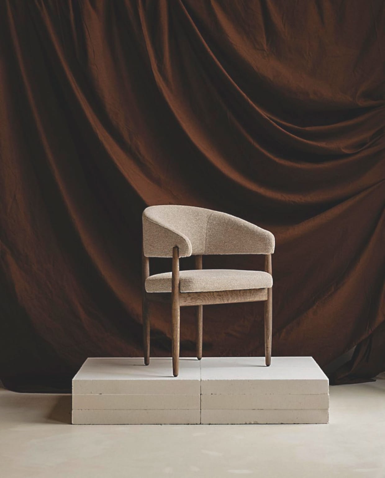 Table du Sud stoel Erza, hout en stof, vanaf € 375,- (tabledusud.nl). Stijlvol Wonen 9-2025 | fotografie Table du Sud