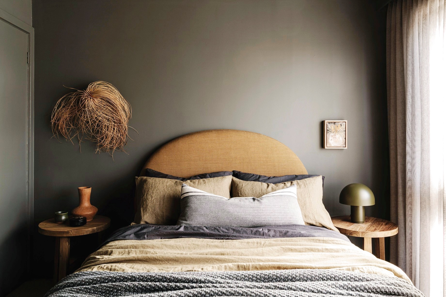 Bedhoofdbord The Upholstery House. Schilderij rechts LucyHersey. Kleur wand en plafond Aubussonvan Porter’s Paints. Soortgelijk: linnen bedtextiel Ml Fabrics, rieten wanddecoratie Maisons du Monde. vtwonen landelijk 10-2025 | productie Living Inside | fotografie Marnie Hawson