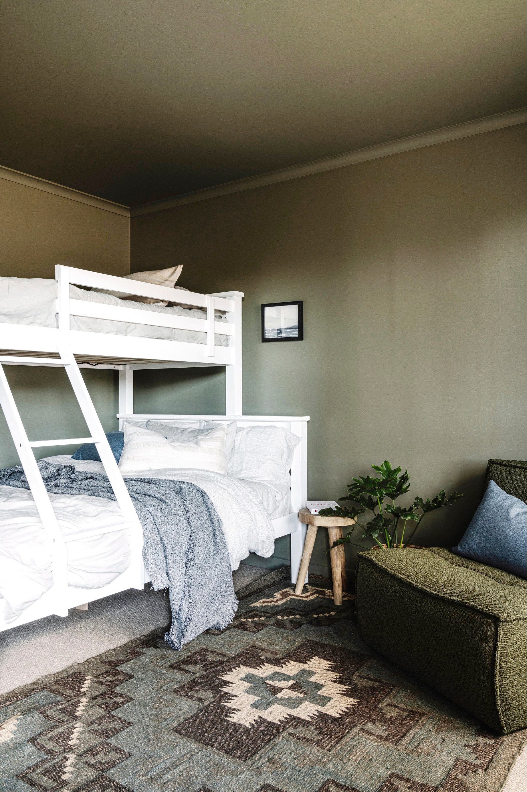 Soortgelijk: stapelbed Petite Amélie, kelim vloerkleed Kelimshop, fauteuil Loods 5. vtwonen landelijk 10-2025 | productie Living Inside | fotografie Marnie Hawson