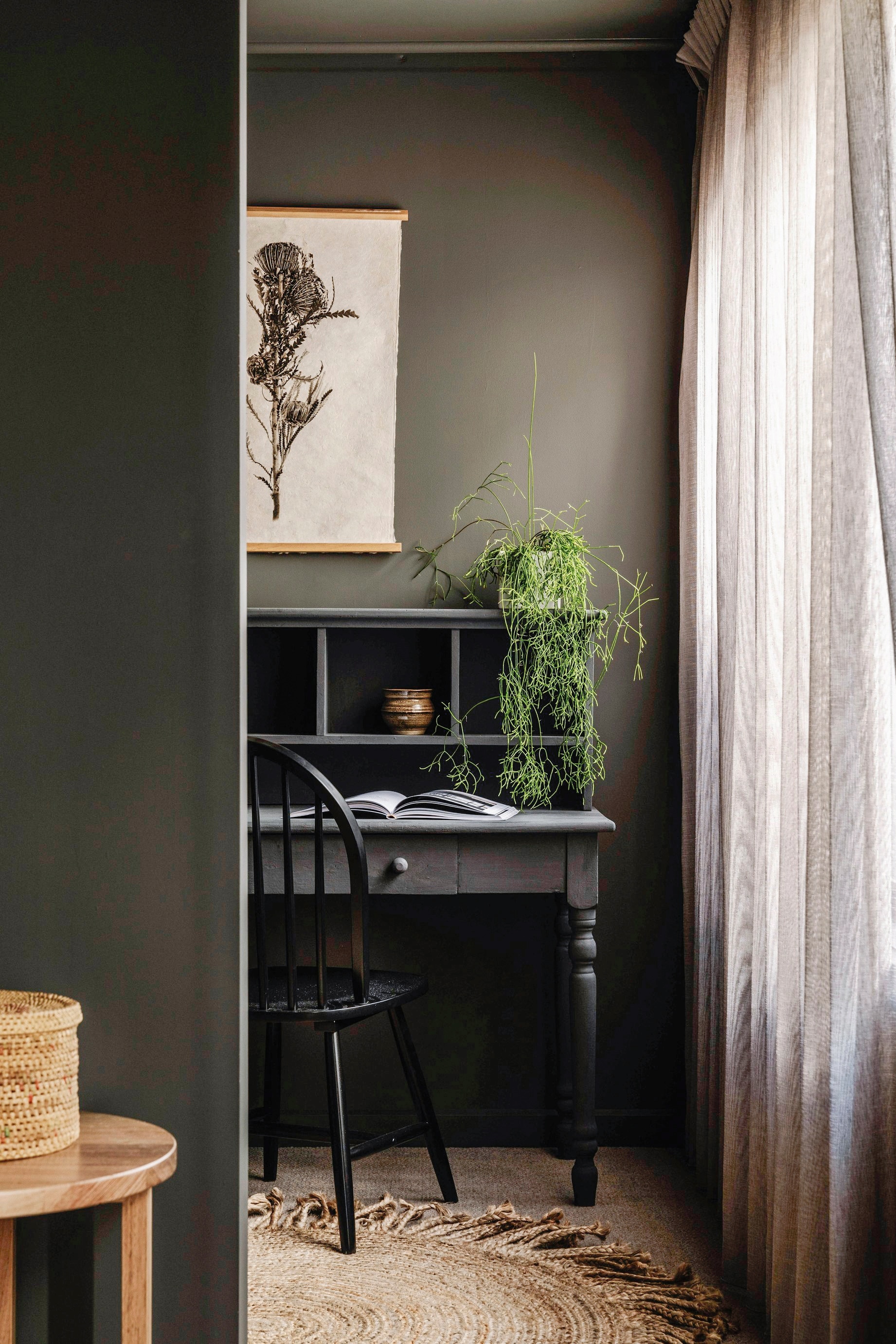 Soortgelijk: bureau Home24, stoel La Redoute, juten vloerkleed Sklum en gordijn Jotex. vtwonen landelijk 10-2025 | productie Living Inside | fotografie Marnie Hawson