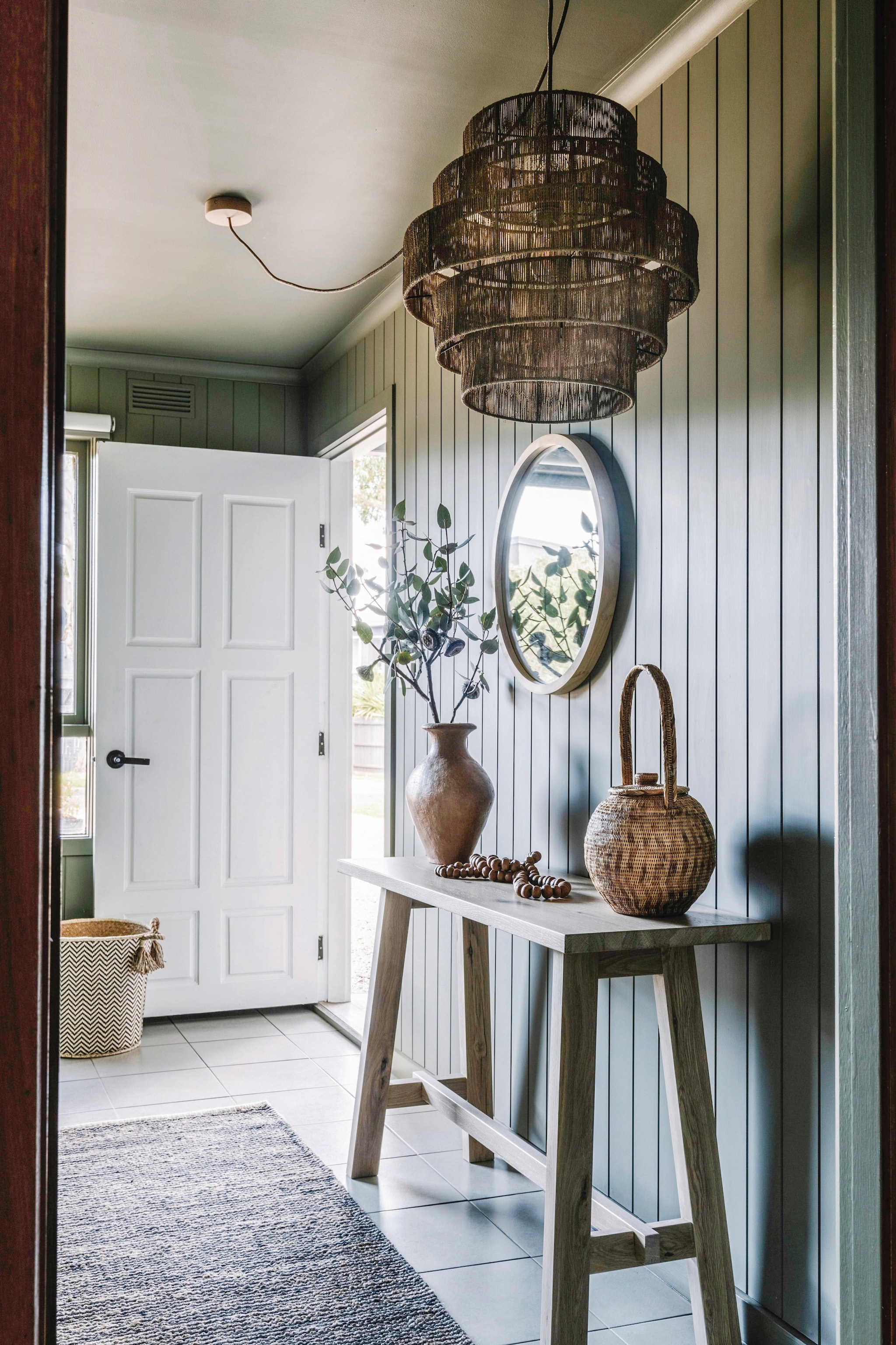 Sidetable Sklum. Soortgelijke hanglamp Bali Styling. Spiegel Ikea. vtwonen landelijk 10-2025 | productie Living Inside | fotografie Marnie Hawson