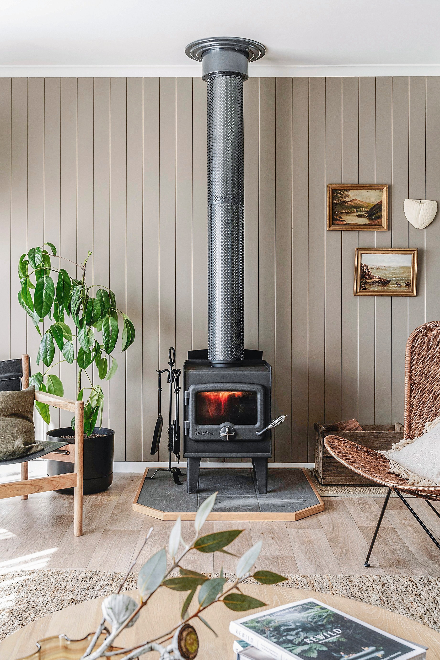 Soortgelijk: stoel Explorer van Hkliving, rotan fauteuil Maisons du Monde. Houtkachel Nectre, soortgelijk model bij ’t Stokertje. vtwonen landelijk 10-2025 | productie Living Inside | fotografie Marnie Hawson