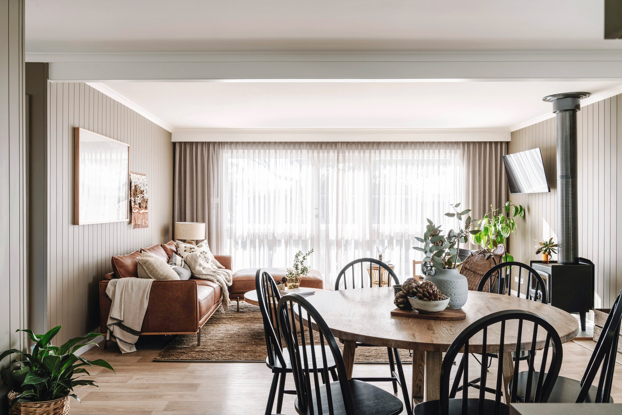 Kussens en plaids Cultiver en Saardé. Salontafel maatwerk. Wandkleed van Jacquie Lazzarotto. vtwonen landelijk 10-2025 | productie Living Inside | fotografie Marnie Hawson