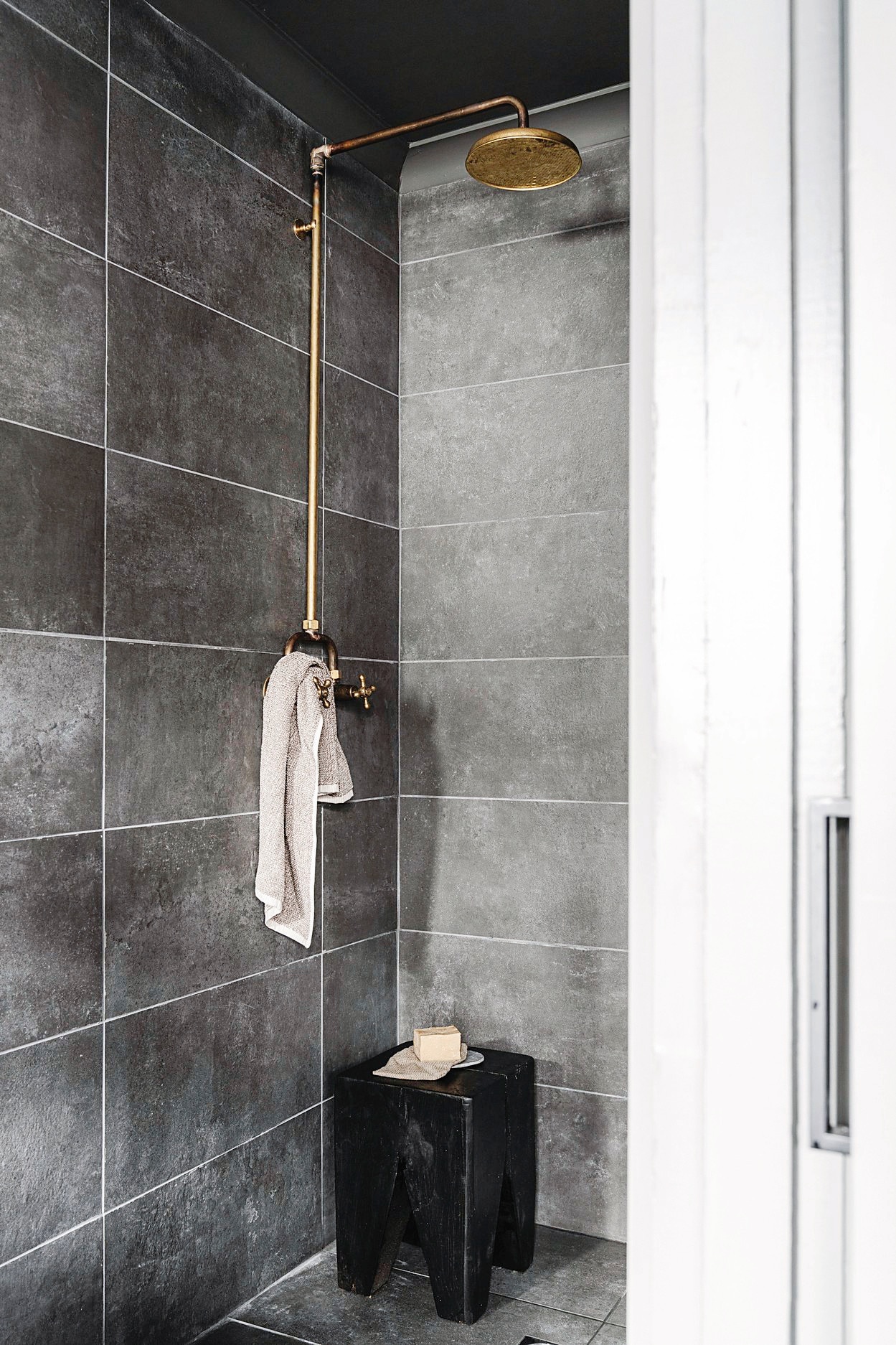 Soortgelijke tegels, messing kranen en douches X2o Badkamers en Mastello. vtwonen landelijk 10-2025 | productie Living Inside | fotografie Marnie Hawson