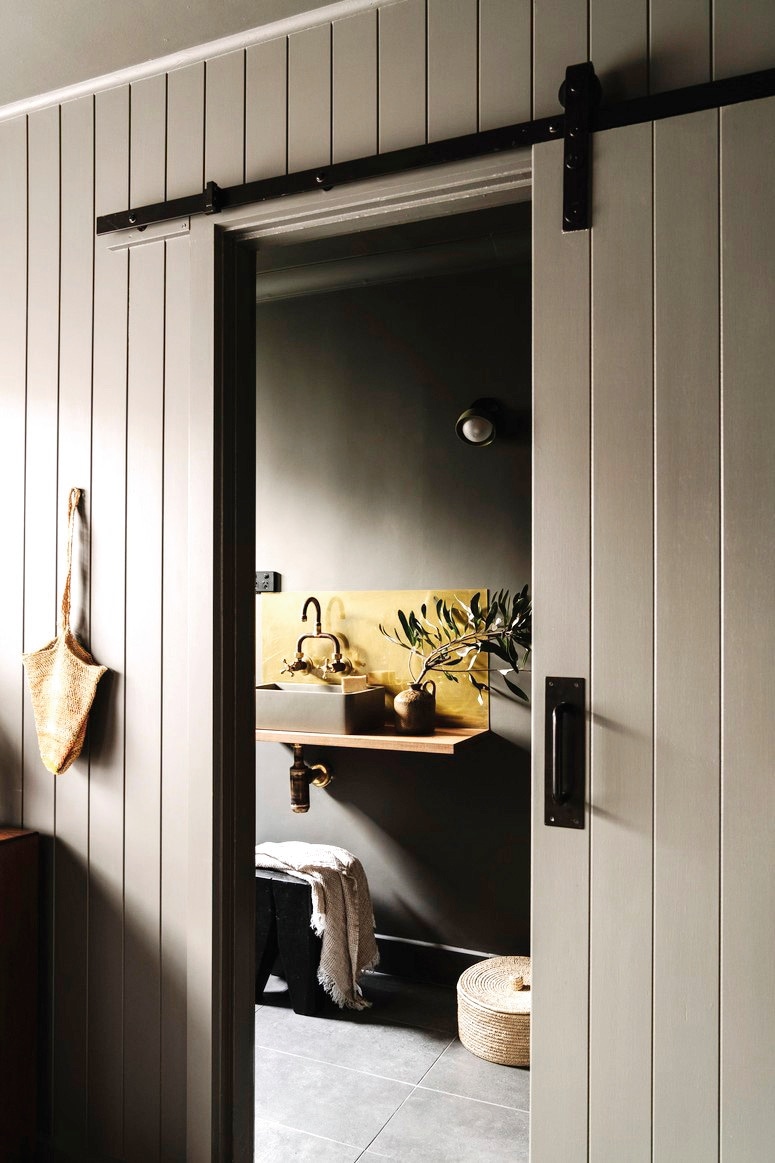 Soortgelijk: schuifsysteem voor de deur De Oude Deurklink, messing kraan The Classic House, rieten opbergmanden La Redoute. vtwonen landelijk 10-2025 | productie Living Inside | fotografie Marnie Hawson