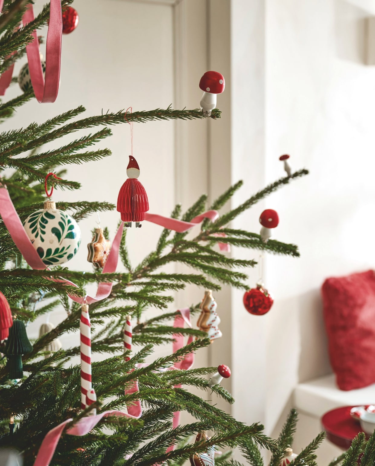 Bungalow kerstornamenten, klem paddenstoelen, set van 4 stuks € 21,25, appel € 10,-, kerstman, papier, set van 2 stuks € 16,- (bungalow.dk). vtwonen kerstspecial 2025 | styling Danielle Verheul | fotografie Sjoerd Eickmans