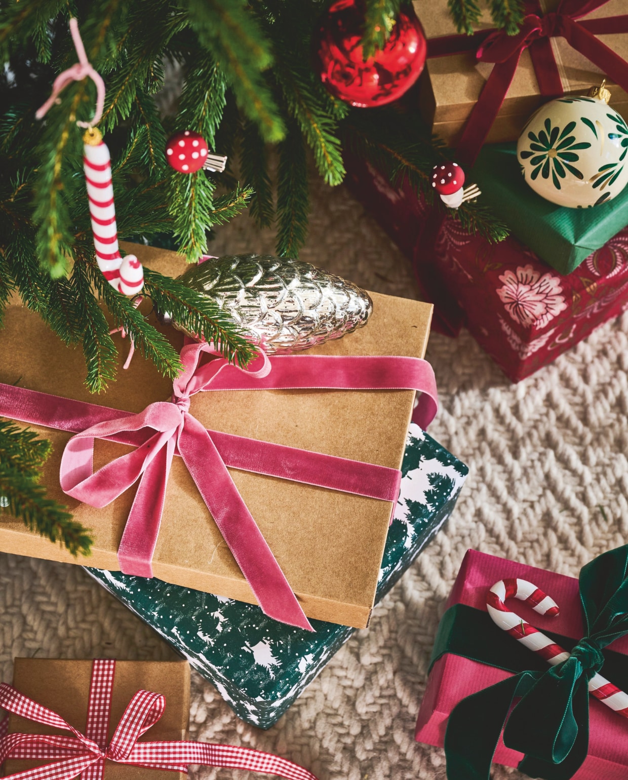 Dagmara kerstornament Candy Canes, glas, set van 2 € 15,90 (shop.vtwonen.nl). Bungalow kerstornamenten, klem paddenstoel, glas, set van 4 € 21,25, appel, glas € 10,-, dennenappels, glas, zilver € 19,-, opbergdozen, rood en roze met illustraties, set van 2 € 53,75 (bungalow.dk). Leuk verpakt inpakpapier dennenbomen € 3,25 (leukverpakt.nl). Overig privébezit. vtwonen kerstspecial 2025 | styling Danielle Verheul | fotografie Sjoerd Eickmans