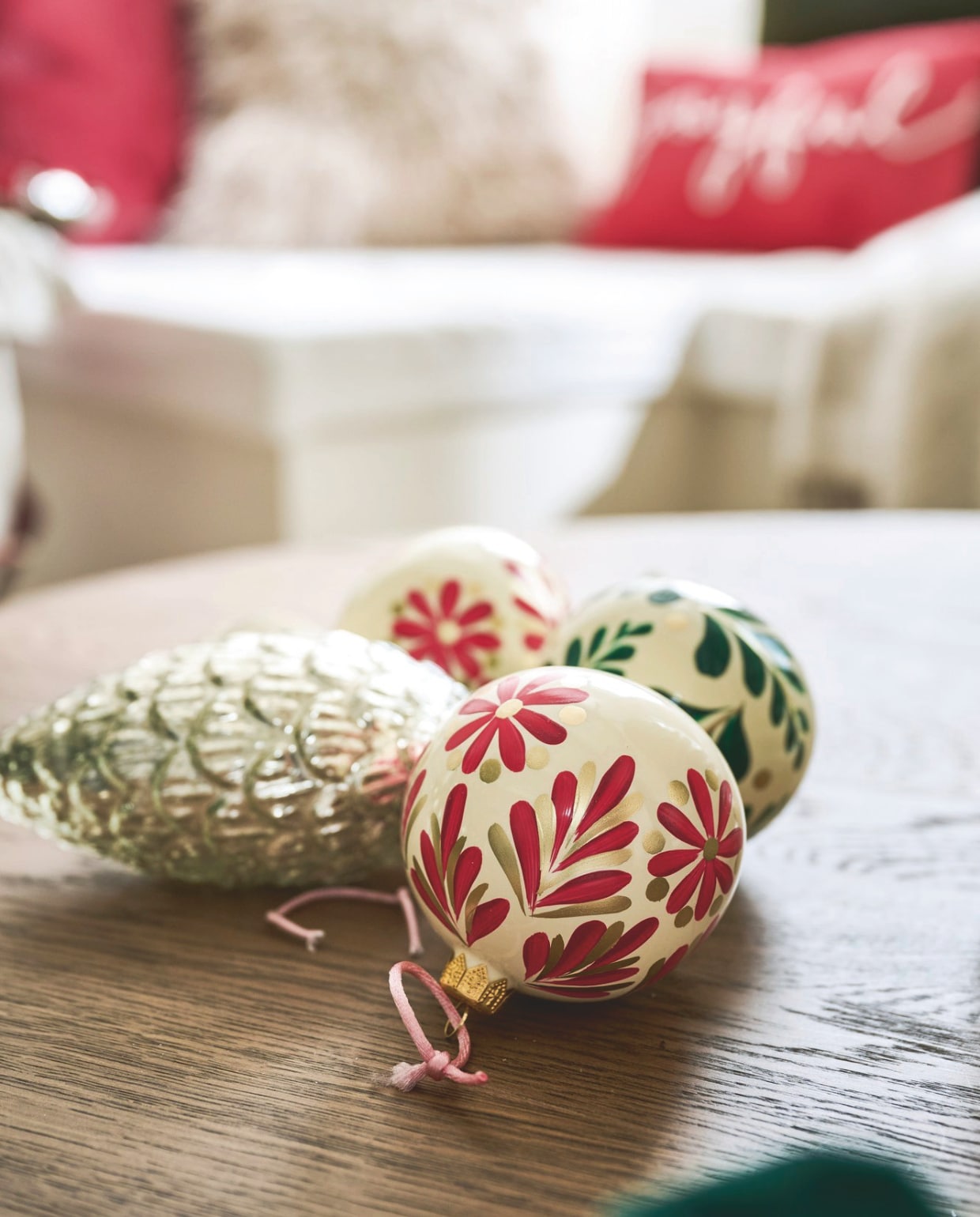 Dagmara kerstballen My Christmas, glas, crème met rode en groene bloemmotieven, set van 4 € 35,90 (shop.vtwonen.nl). Bungalow kerstornament dennenappels, glas, zilver € 19,- (bungalow.dk). vtwonen kerstspecial 2025 | styling Danielle Verheul | fotografie Sjoerd Eickmans