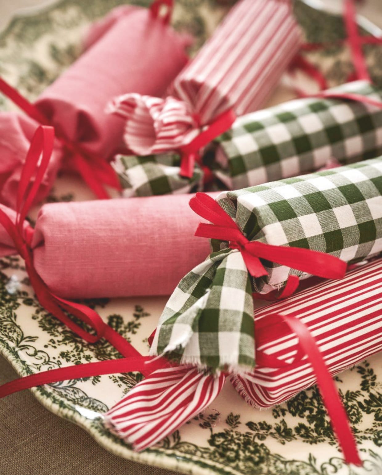 Zara Home servies, porselein, groen, per stuk vanaf € 6,99, waterglazen € 3,99, wijnglazen € 3,99, tafelkleed, linnen € 69,99 (zarahome.com). Kleding Helena (moeder): Bellerose vest (orangebag.nl), Zara rok (zara.com). Kleding Sebastien (vader): Massimo Dutti trui, wol, jeans, schoenen (massimodutti.com). Kleding Willemijn (oma): Massimo Dutti rok, blouse, spencer (massimodutti.com). Kleding Charlie (zoon): Zara blouse, broek (zara.com). Kleding Phie (oudste dochter): Marmar Copenhagen jurk (marmarcopenhagen.com). Kleding Saar (jongste dochter): Sissel Edelbo jurk (sissel-edelbo.com). vtwonen kerstspecial 2025 | styling Danielle Verheul | fotografie Sjoerd Eickmans