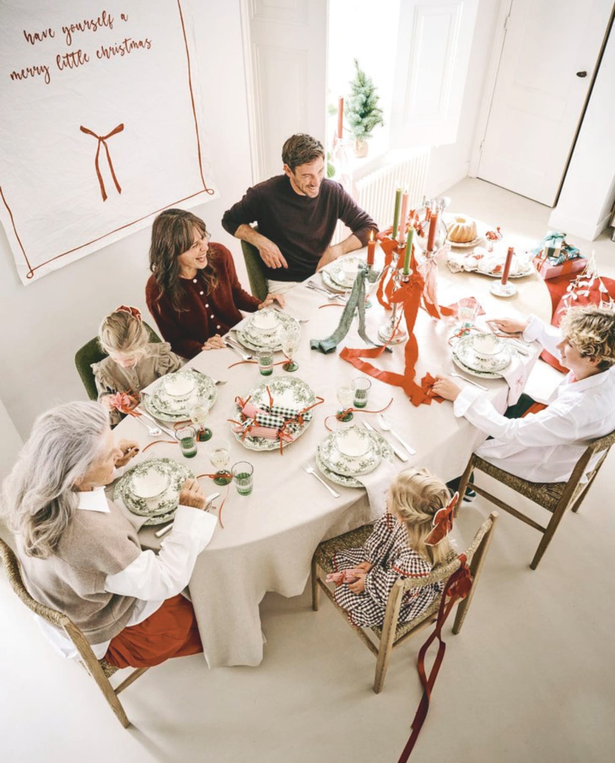 Zara Home servies, porselein, groen, per stuk vanaf € 6,99, waterglazen € 3,99, wijnglazen € 3,99, tafelkleed, linnen € 69,99 (zarahome.com). Kleding Helena (moeder): Bellerose vest (orangebag.nl), Zara rok (zara.com). Kleding Sebastien (vader): Massimo Dutti trui, wol, jeans, schoenen (massimodutti.com). Kleding Willemijn (oma): Massimo Dutti rok, blouse, spencer (massimodutti.com). Kleding Charlie (zoon): Zara blouse, broek (zara.com). Kleding Phie (oudste dochter): Marmar Copenhagen jurk (marmarcopenhagen.com). Kleding Saar (jongste dochter): Sissel Edelbo jurk (sissel-edelbo.com). vtwonen kerstspecial 2025 | styling Danielle Verheul | fotografie Sjoerd Eickmans