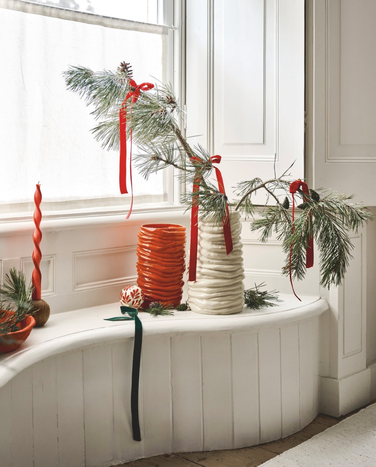 J-line schaal, papier-maché, rood, set van 3 € 138,-, Originalhome bolkandelaar, hout € 14,95, kaars, gedraaid, rood-roze € 9,95, Dagmara kerstballen My Christmas, glas, crème met rode bloemmotieven, set van 4 € 35,90 (shop.vtwonen.nl). Zara Home vazen, porselein, rood, 17x16x26,5 cm € 49,99, gebroken wit € 59,99 (zarahome.com). vtwonen kerstspecial 2025 | styling Danielle Verheul | fotografie Sjoerd Eickmans