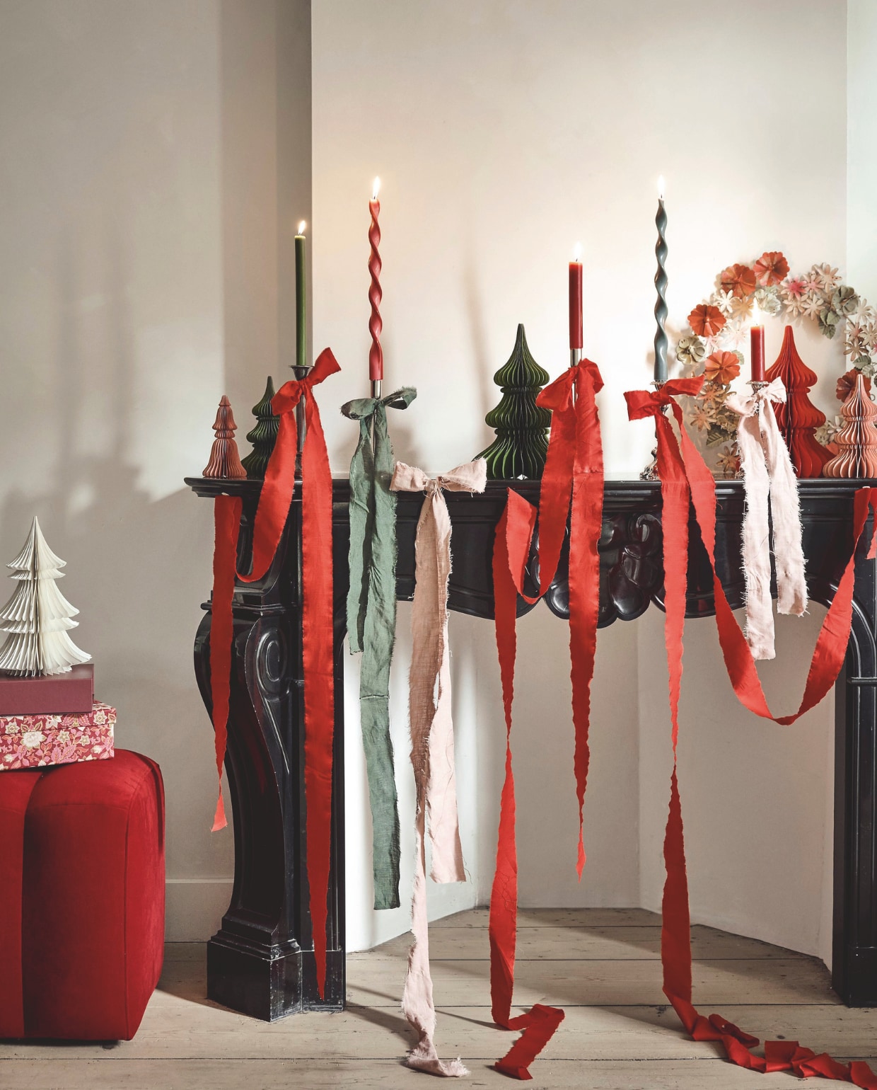 Bungalow kerstornamenten, honeycomb kerstbomen, papier, wit, roze, groen en rood, vanaf € 10,-, bloemenkrans, metaal € 80,-, opbergdoos, set van 2 € 53,75 (bungalow.dk). Søstrene Grene geschenkdoos, rood-roze € 4,18 (sostrenegrene.com). Originalhome kaarsen, gedraaid, rood-roze en groen, per stuk vanaf € 8,95 (shop.vtwonen.nl). Overig privébezit. vtwonen kerstspecial 2025 | styling Danielle Verheul | fotografie Sjoerd Eickmans