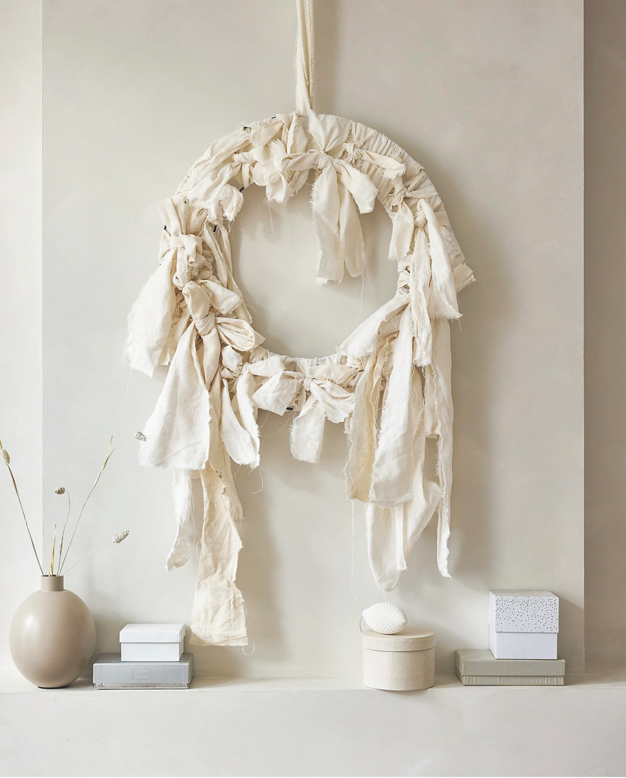 vtwonen decoratiering, metaal, zwart en goud, 60 cm (Ø) € 29,95 en vaas, metaal, flax € 24,95 (shop.vtwonen.nl). Overig privébezit. vtwonen special Kerstboek 2025 | styling Sanne Ketelaar | fotografie Alexander van Berge