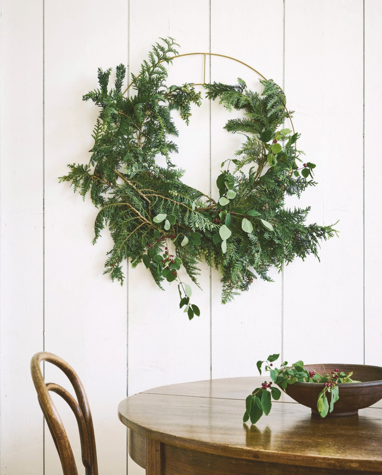 vtwonen decoratiering, metaal, zwart en goud, 60 cm (Ø) € 29,95 (shop.vtwonen.nl). Decoma lint, satijn, crème, 25 meter € 19,50 (decoma.nl). Fourniturenkraam.nl lint, satijn, zwart, 25 meter € 25,50 (fourniturenkraam.nl). Overig privébezit.  vtwonen special Kerstboek 2025 | styling Sanne Ketelaar | fotografie Alexander van Berge