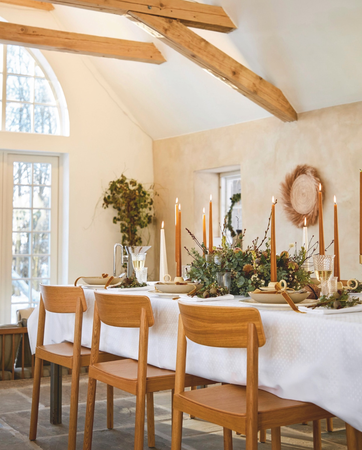Tafel ontworpen door Signe Hytte. Stoelen &Tradition. Tafellaken en servetten Georg Jensen Damask. Borden Lille Petra Café. Glazen Space Copenhagen voor &Tradition. Bestek Arne Jacobsen voor Georg Jensen Damask. Kan Jaime Hayon voor &Tradition. Kandelaars van onder meer Momento voor &Tradition. Kaarsen Ester & Erik. Bloemdecoraties Faded Flowers. vtwonen 11-2025 | fotografie glottipress