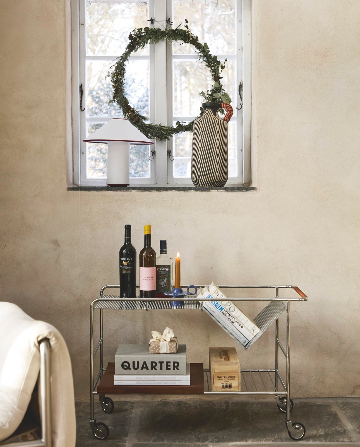 Trolley &Tradition.Krans Faded Flowers. Lamp Sara du Nord. Kunstobject uit Zuid-Afrika. vtwonen 11-2025 | fotografie glottipress