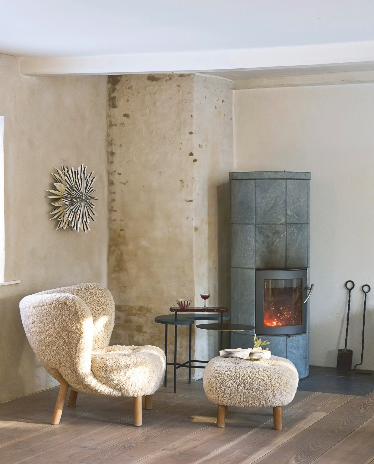 Fauteuil en voetenbank Lille Petra voor &Tradition. Ster Sara du Nord. vtwonen 11-2025 | fotografie glottipress