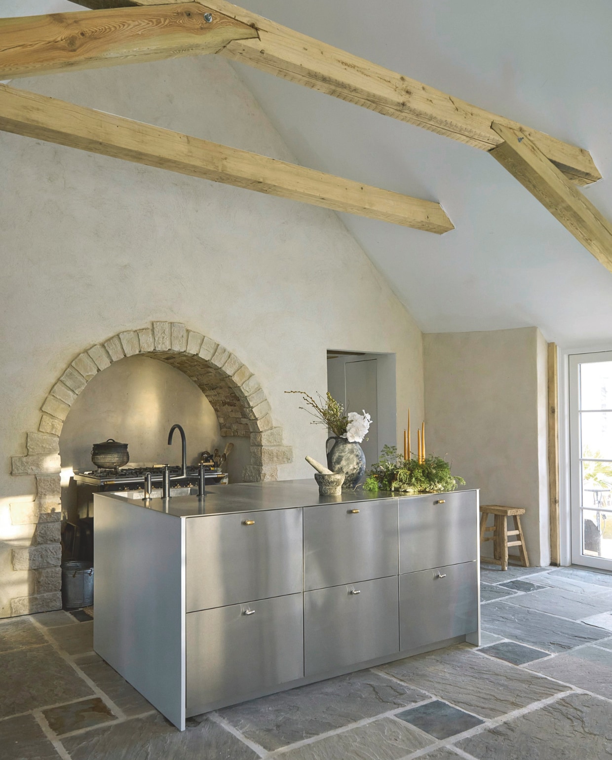 Keuken Reform. Pan Athena Calderone. Ladeknoppen Spaces Within. Kaarsen Ester & Erik. Bloemdecoraties Faded Flowers. vtwonen 11-2025 | fotografie glottipress