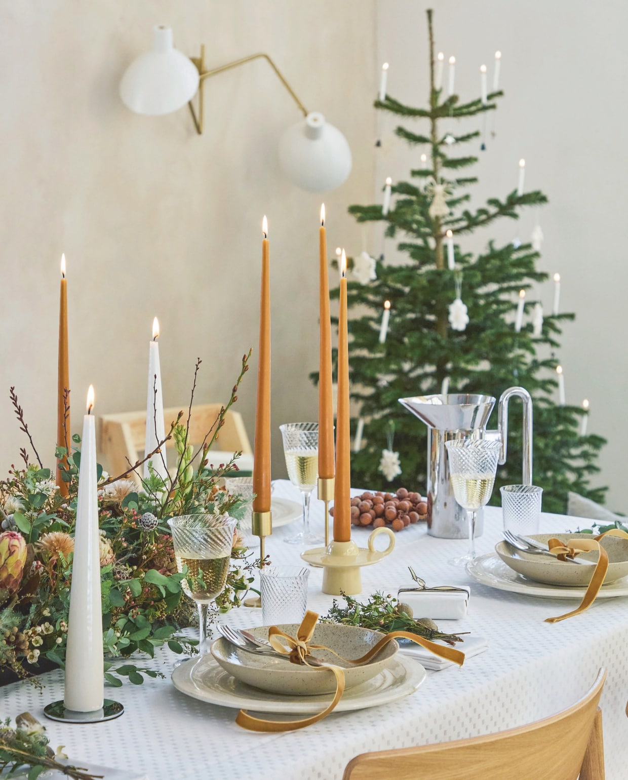 Stoelen &Tradition. Borden Lille Petra Café. Tafellaken en servetten Georg Jensen Damask. Kan Jaime Hayón voor &Tradition. Glazen Space Copenhagen voor &Tradition. Bestek Arne Jacobsen voor Georg Jensen Damask. Bloemdecoraties Faded Flowers. Kaarsen Ester & Erik. Kandelaars onder meer Momento voor &Tradition. vtwonen 11-2025 | fotografie glottipress