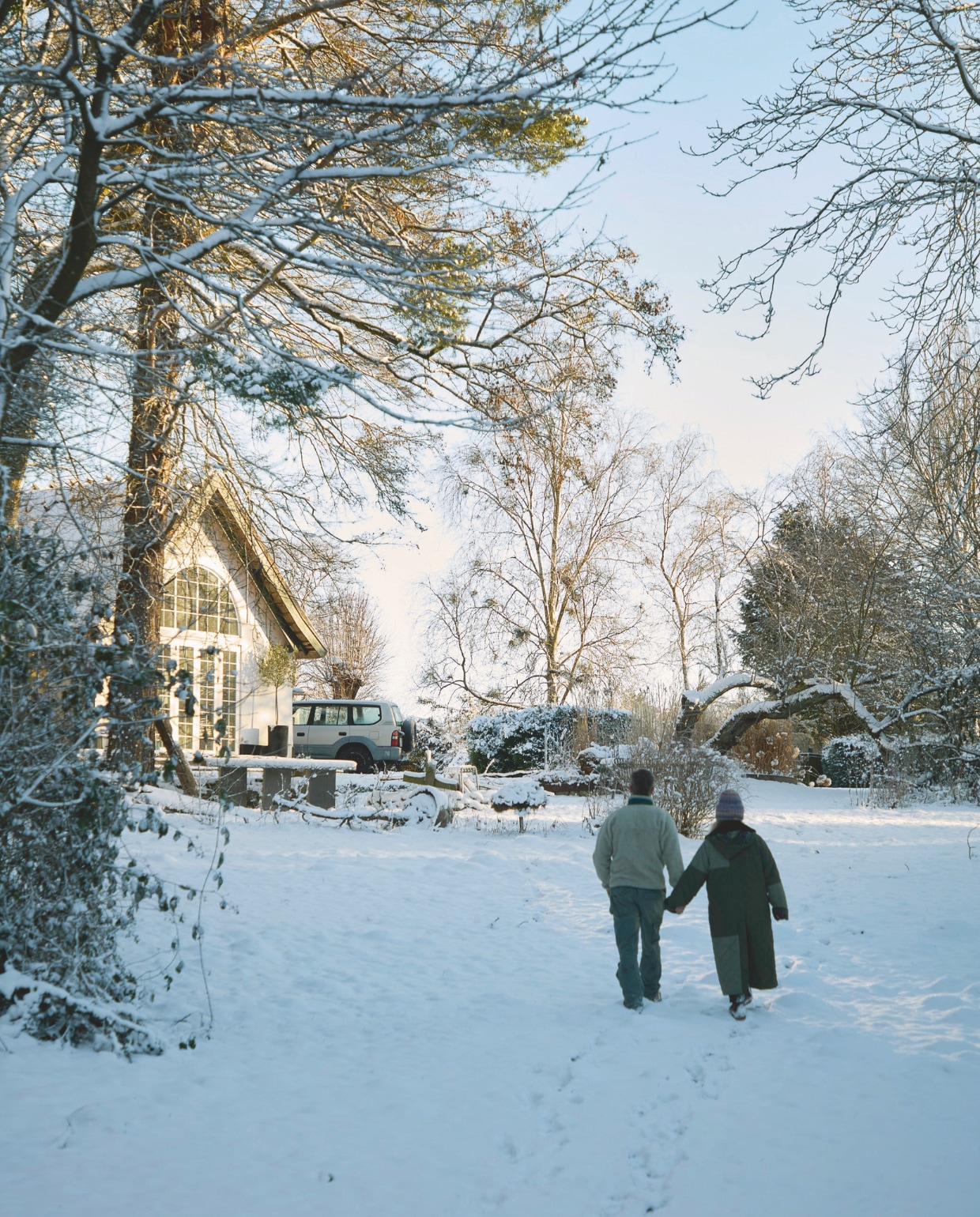 Trui Mathew van Patagonia. Jas Lonnie van Ganni. Muts Mads Nørgaard. vtwonen 11-2025 | fotografie glottipress
