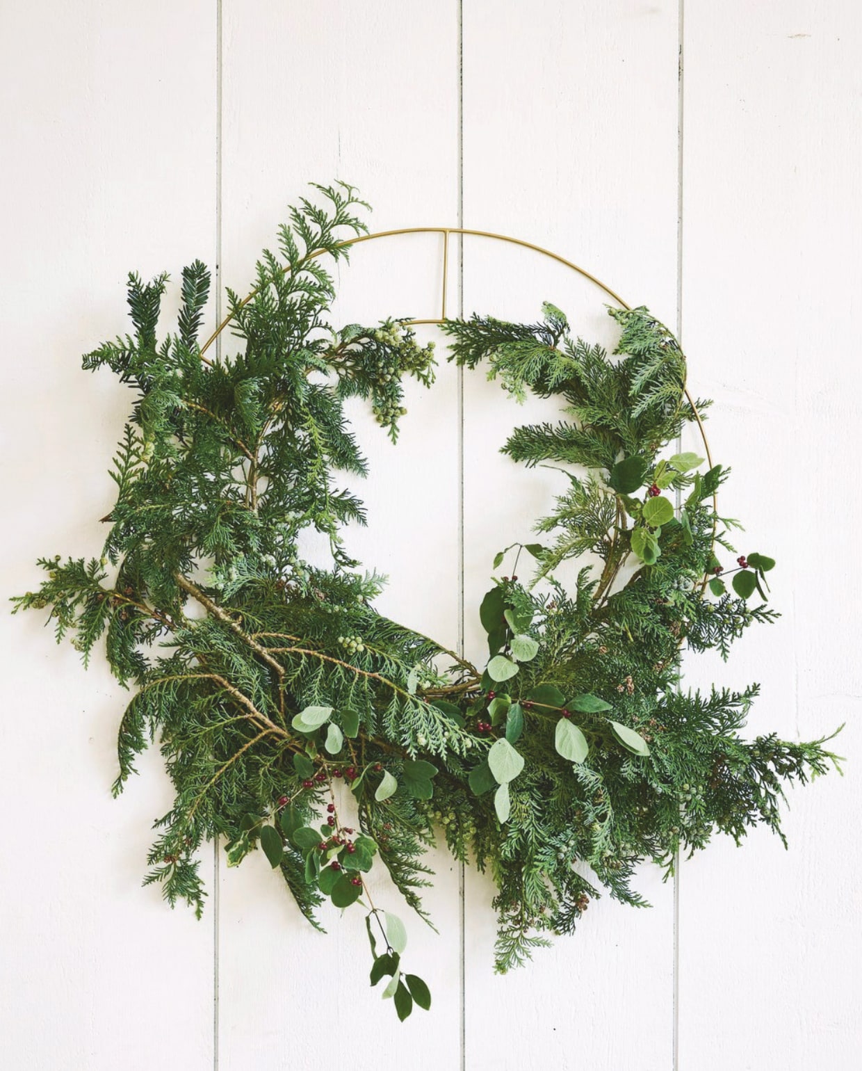 vtwonen decoratiering, metaal, zwart en goud, 60 cm (Ø) € 29,95 (shop.vtwonen.nl). Decoma lint, satijn, crème, 25 meter € 19,50 (decoma.nl). Fourniturenkraam.nl lint, satijn, zwart, 25 meter € 25,50 (fourniturenkraam.nl). Overig privébezit. vtwonen special Kerstboek 2025 | styling Sanne Ketelaar | fotografie Alexander van Berge