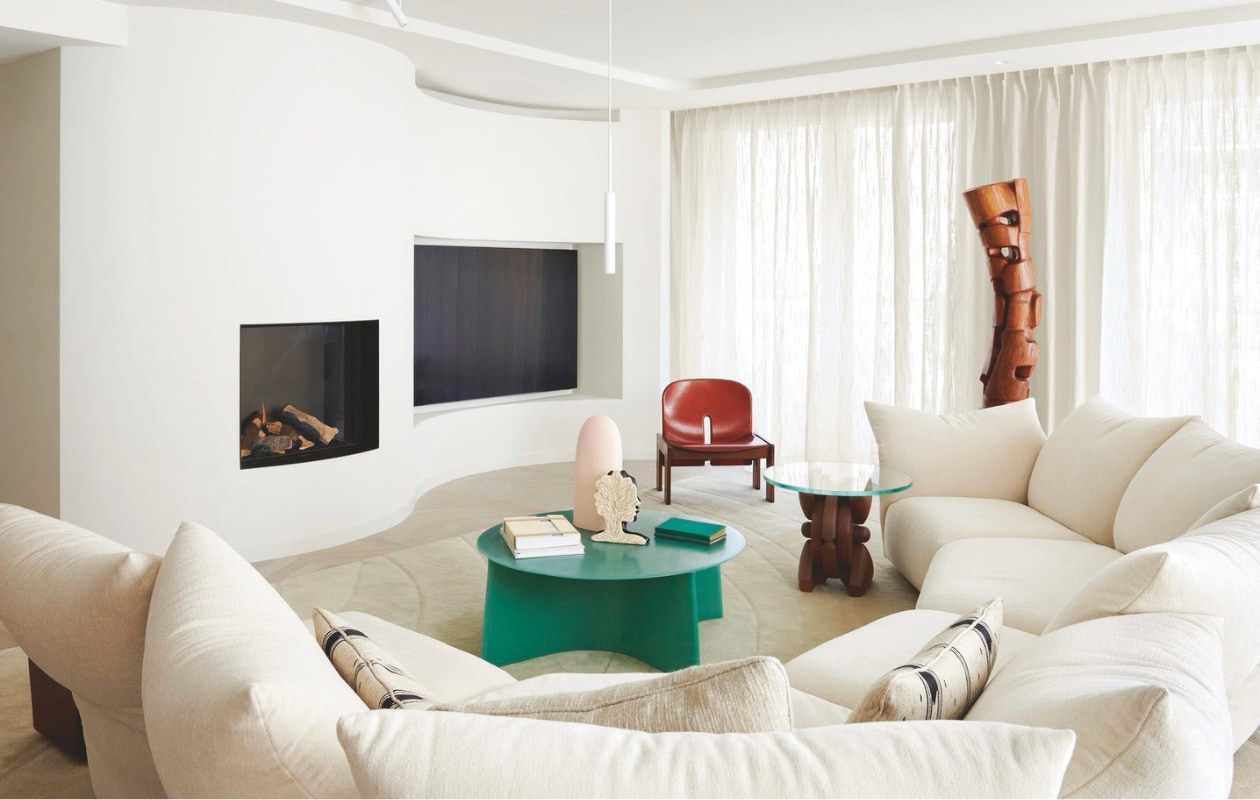 Hanglamp Pslab. Salontafel New Wave van Lukas Cober. Houten bijzettafel Andrea Cascella. Bank Standard van Edra. Bijzettafel, houten stoel Scarpa 925 van Afra & Tobia Scarpa via Fundamente Gallery. Vloer van Frans eikenhout en tapijt van handgetufte wol zijn een op maat gemaakt patroon van Framework Studio. Stijlvol wonen 9-2025 | fotografie Kasia Gatkowska